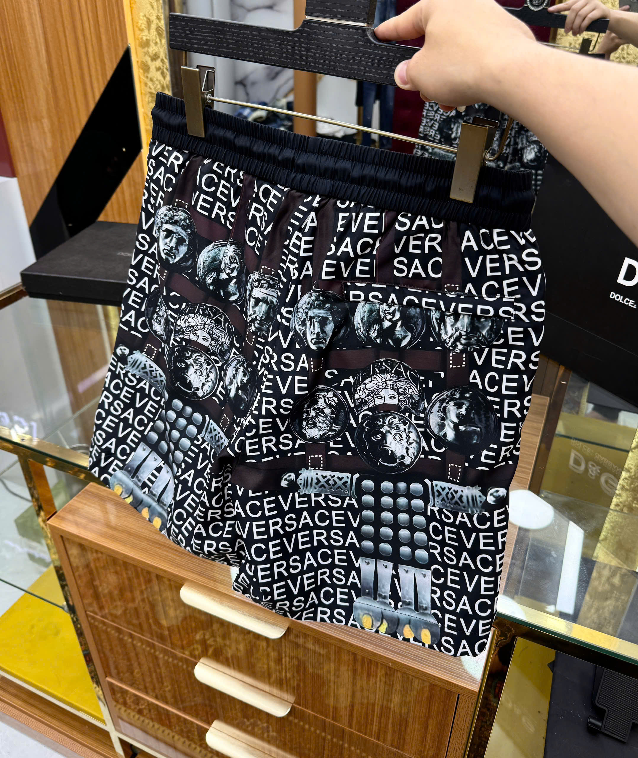 Quần short gió Versace VS Đen họa tiết Like Auth MK