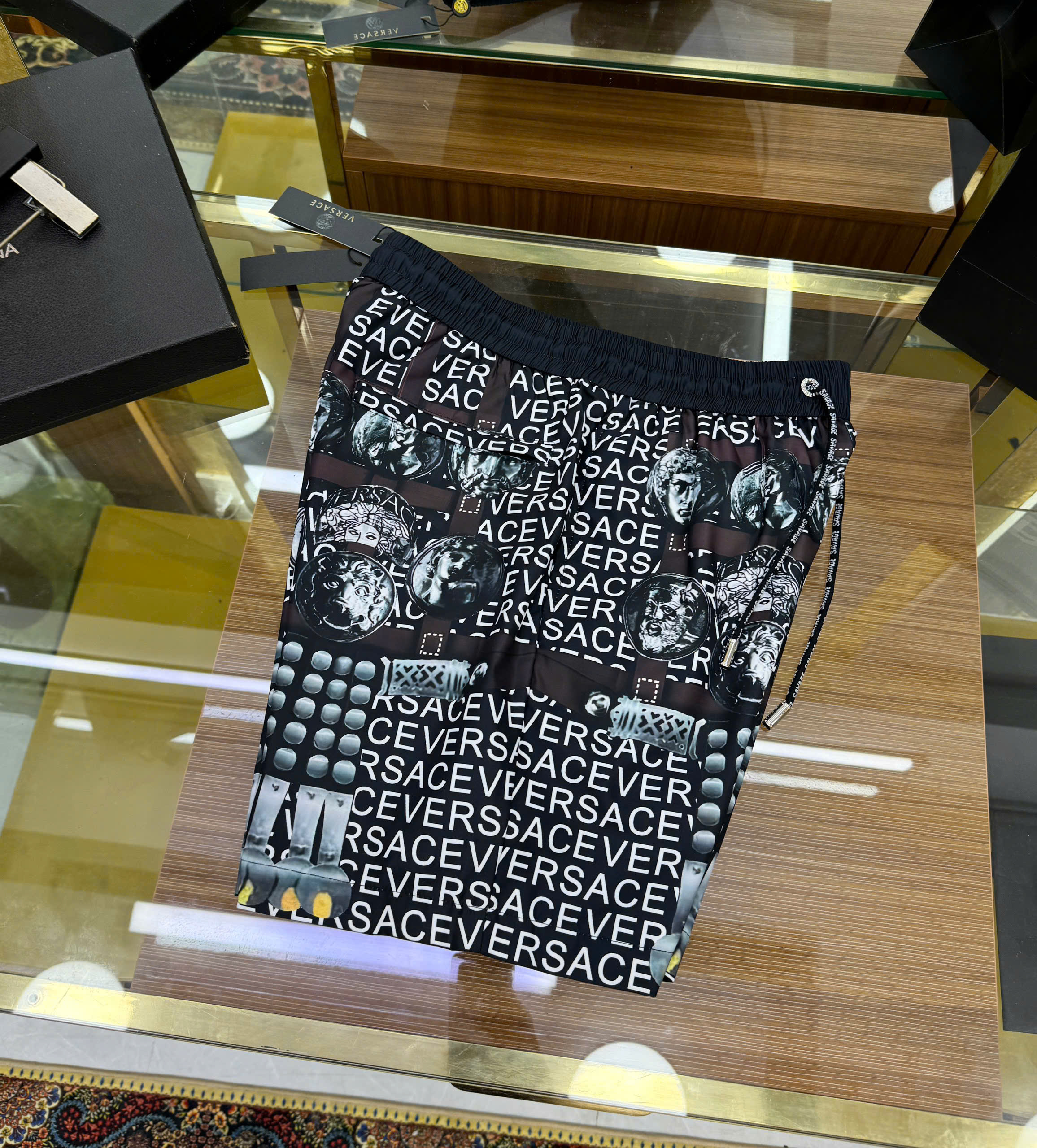 Quần short gió Versace VS Đen họa tiết Like Auth MK