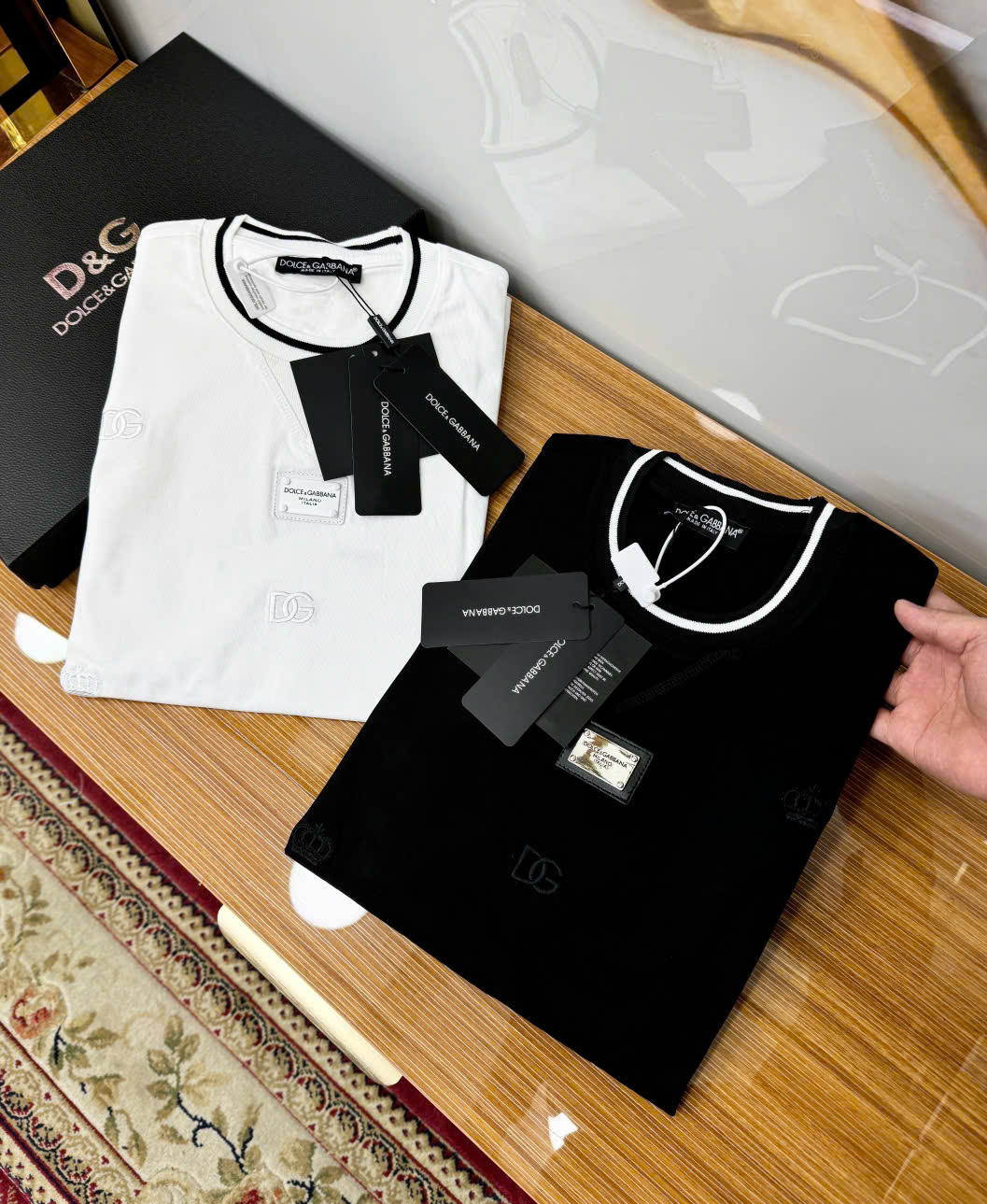 Áo phông T-shirt Dolce Gabbana DG họa tiết thêu logo tag thêu ngực kẻ viền cổ tay Like Auth LK
