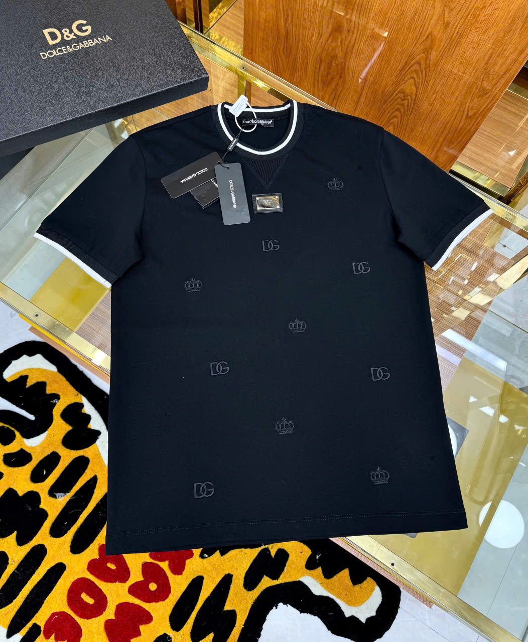 Áo phông T-shirt Dolce Gabbana DG họa tiết thêu logo tag thêu ngực kẻ viền cổ tay Like Auth LK