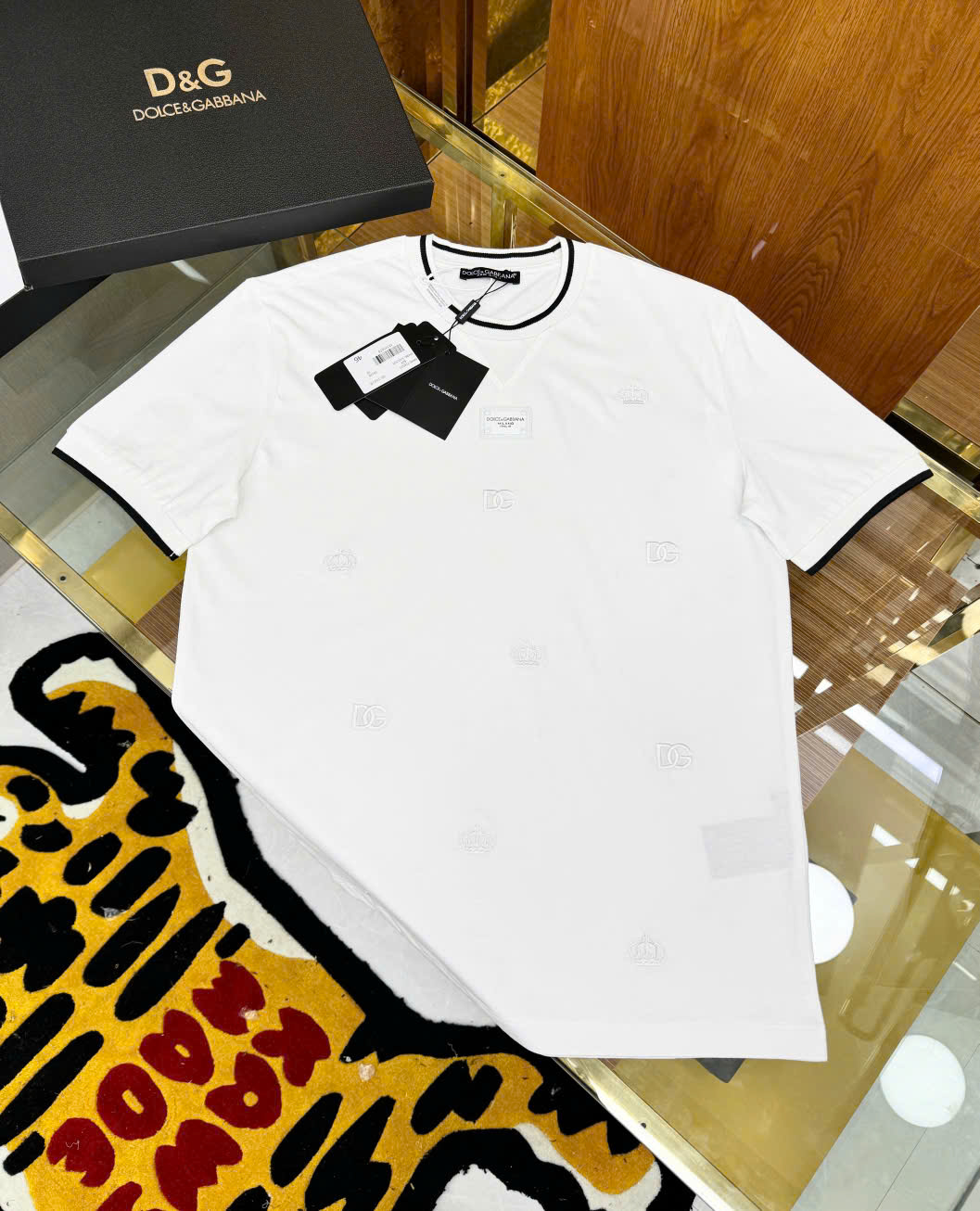 Áo phông T-shirt Dolce Gabbana DG họa tiết thêu logo tag thêu ngực kẻ viền cổ tay Like Auth LK