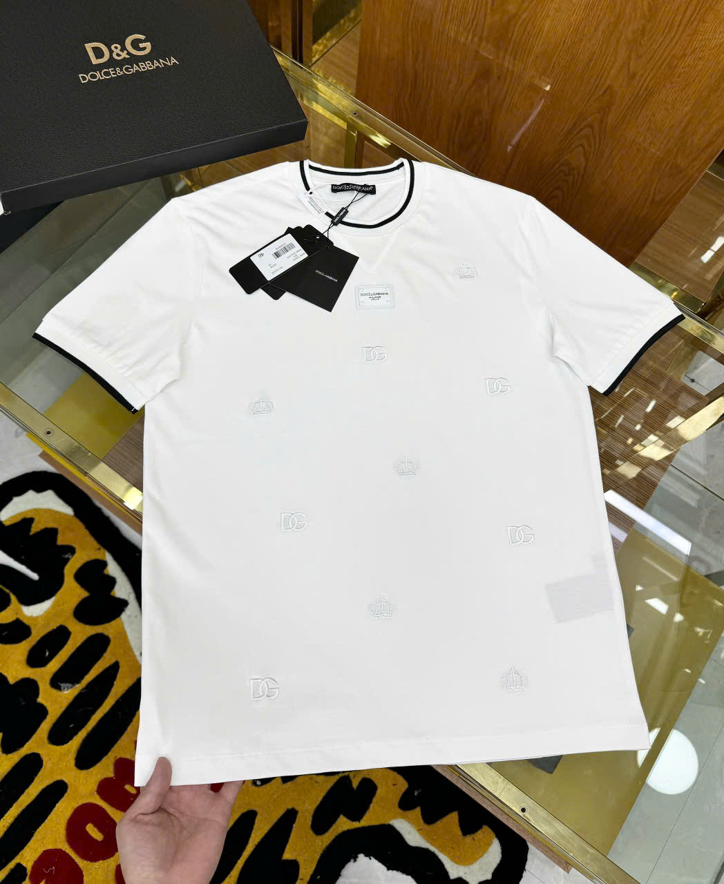 Áo phông T-shirt Dolce Gabbana DG họa tiết thêu logo tag thêu ngực kẻ viền cổ tay Like Auth LK