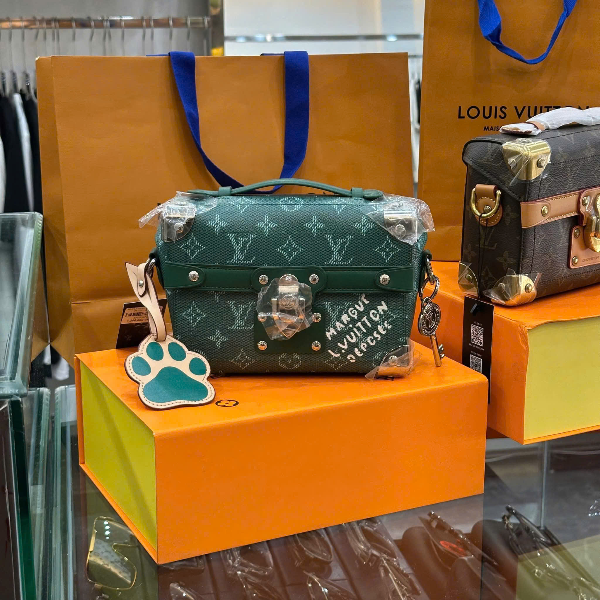Túi đeo chéo, cầm tay Louis Vuitton LV họa tiết các mẫu phối khóa viền sắt size 19x15x7cm Like Auth fullbox PLD