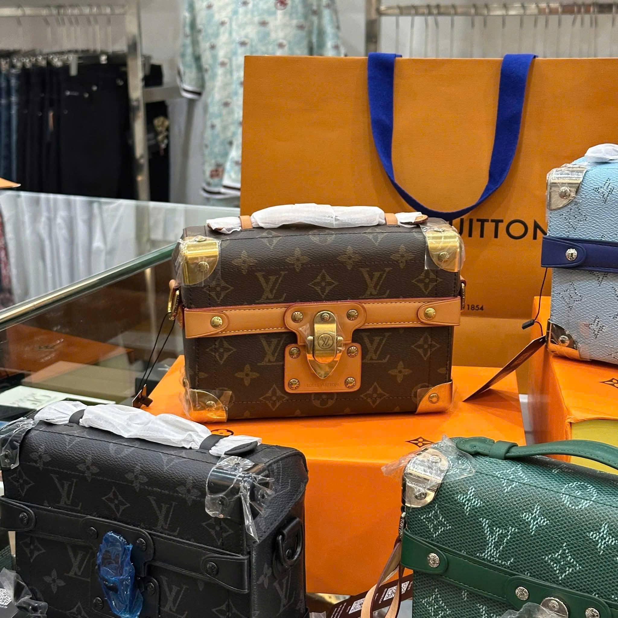 Túi đeo chéo, cầm tay Louis Vuitton LV họa tiết các mẫu phối khóa viền sắt size 19x15x7cm Like Auth fullbox PLD