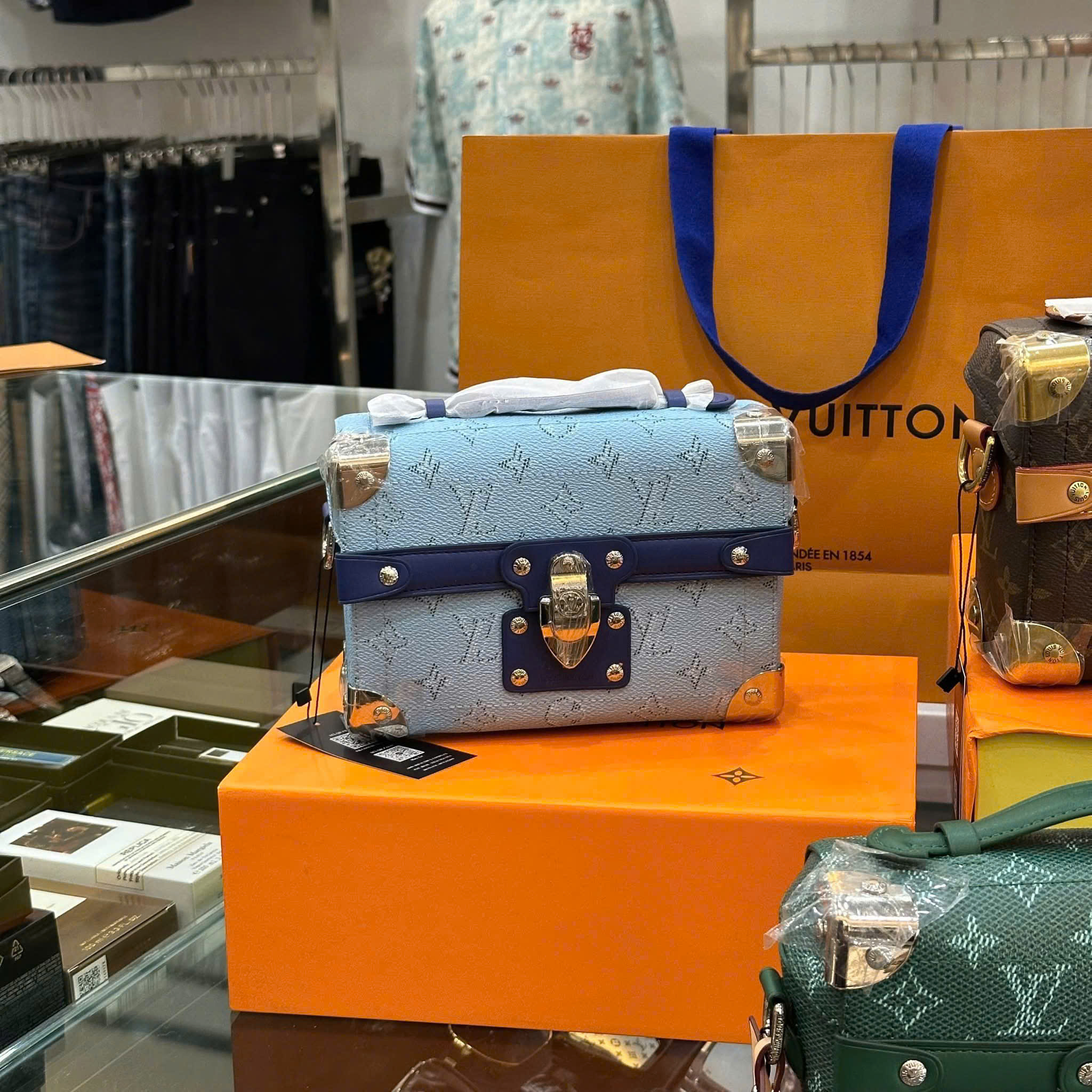 Túi đeo chéo, cầm tay Louis Vuitton LV họa tiết các mẫu phối khóa viền sắt size 19x15x7cm Like Auth fullbox PLD