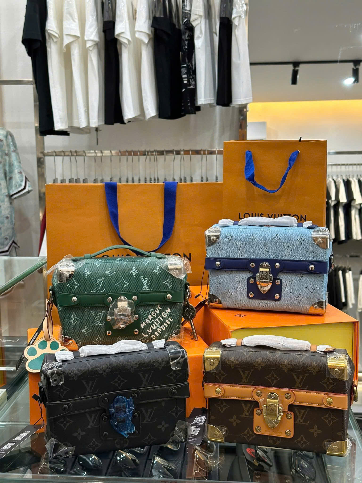 Túi đeo chéo, cầm tay Louis Vuitton LV họa tiết các mẫu phối khóa viền sắt size 19x15x7cm Like Auth fullbox PLD