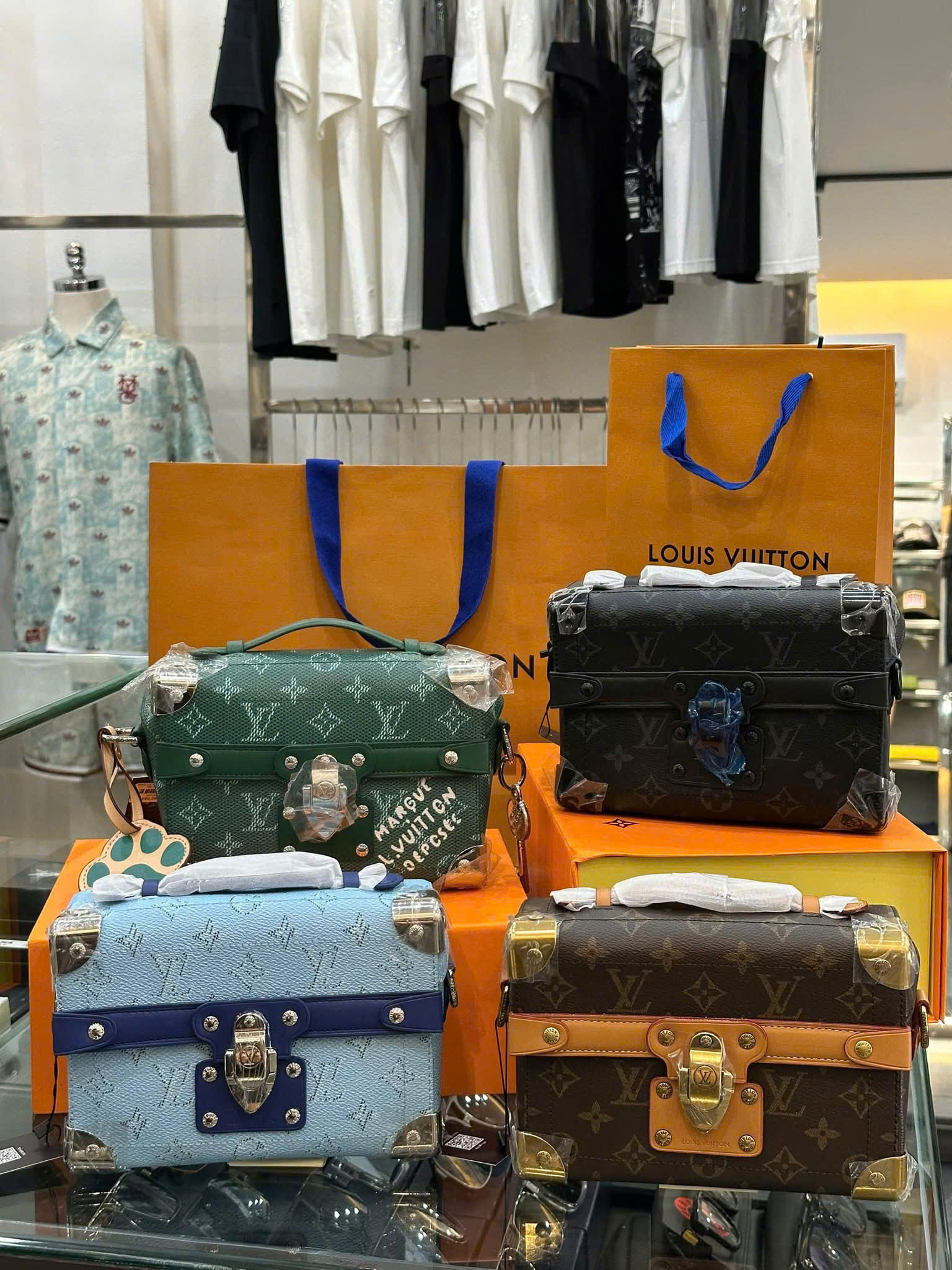 Túi đeo chéo, cầm tay Louis Vuitton LV họa tiết các mẫu phối khóa viền sắt size 19x15x7cm Like Auth fullbox PLD