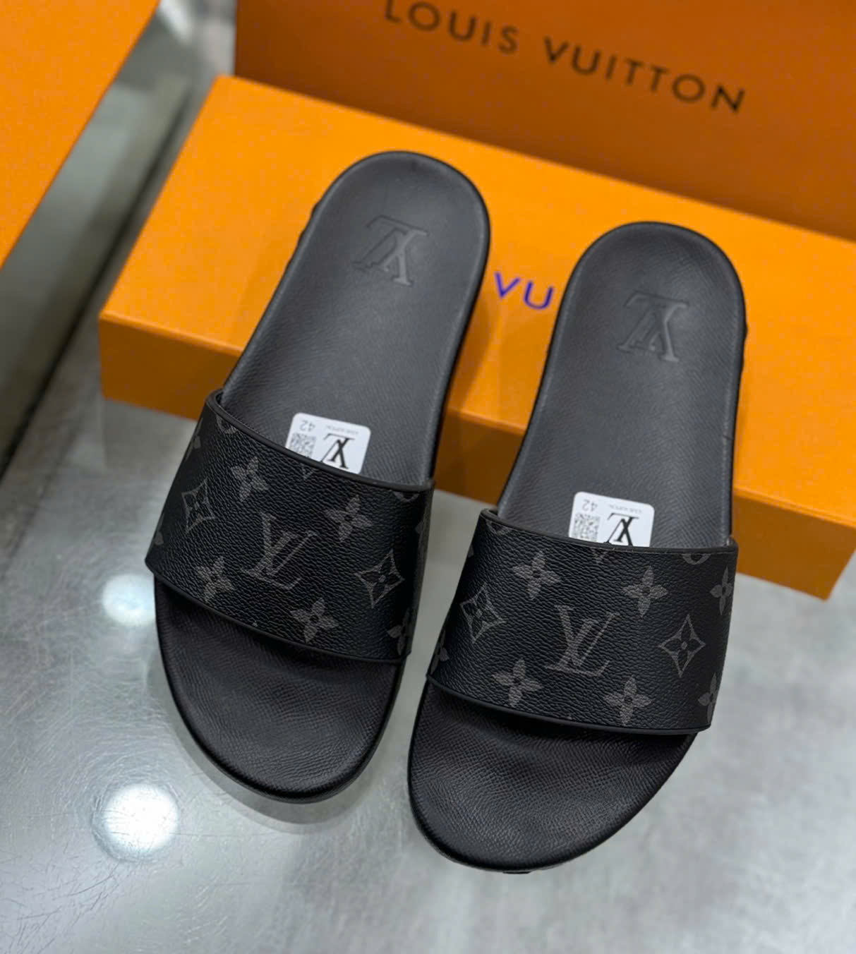 Dép lê quai ngang Louis Vuitton LV Đen họa tiết hoa vân logo LV Xám viền nổi Like Auth on web fullbox bill thẻ DDT