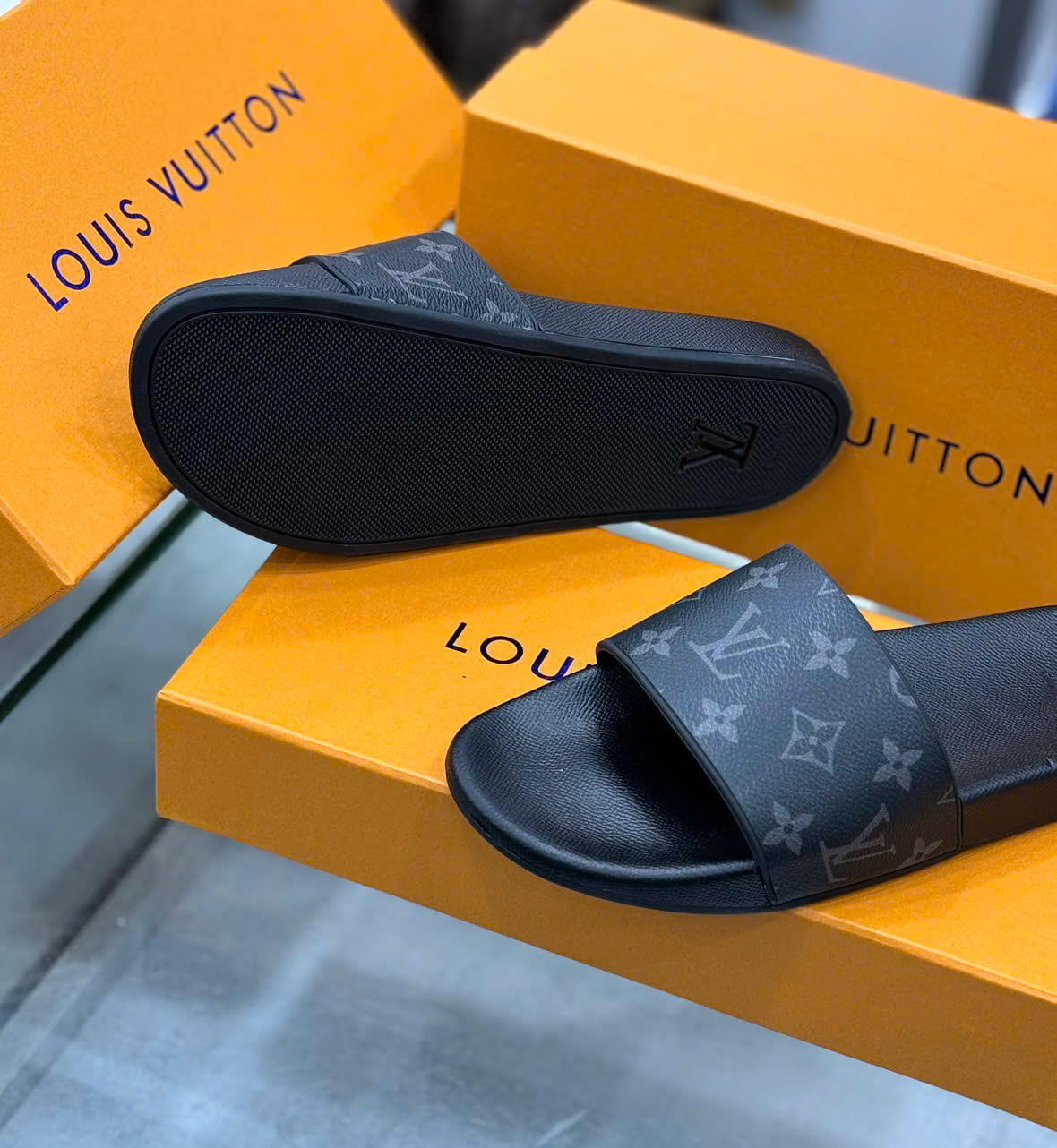 Dép lê quai ngang Louis Vuitton LV Đen họa tiết hoa vân logo LV Xám viền nổi Like Auth on web fullbox bill thẻ DDT