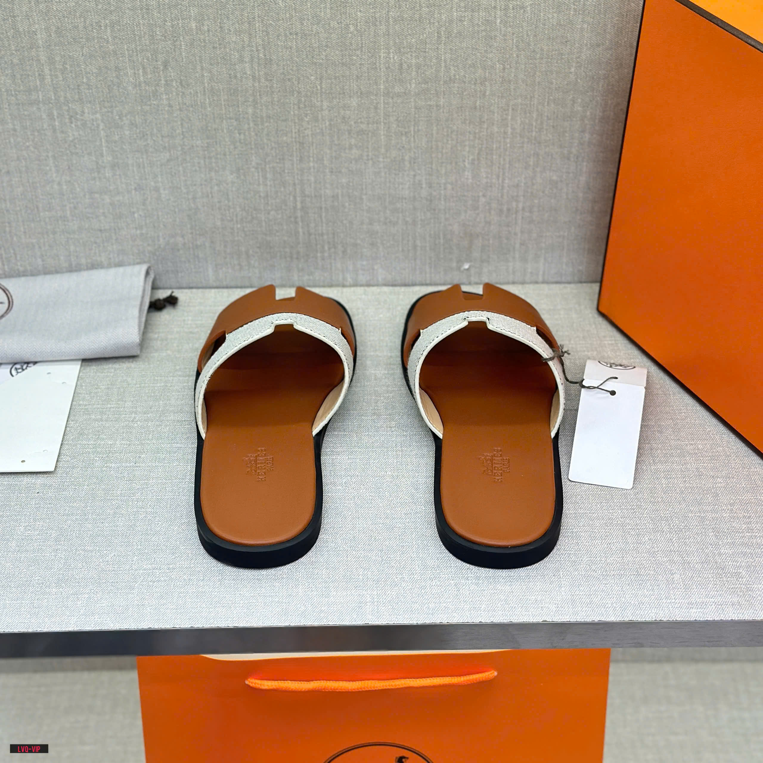 Dép lê quai ngang Hermes HM Nâu phối Trắng caro Like Auth fullbox bill thẻ LVQ