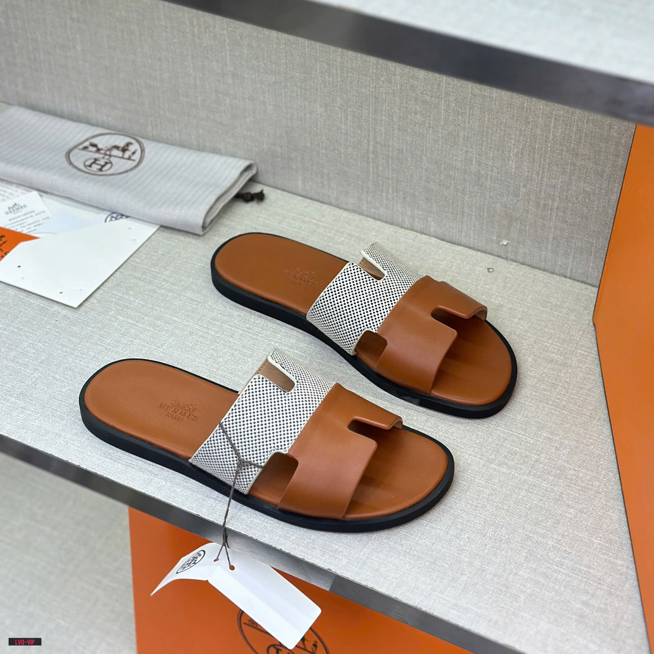 Dép lê quai ngang Hermes HM Nâu phối Trắng caro Like Auth fullbox bill thẻ LVQ