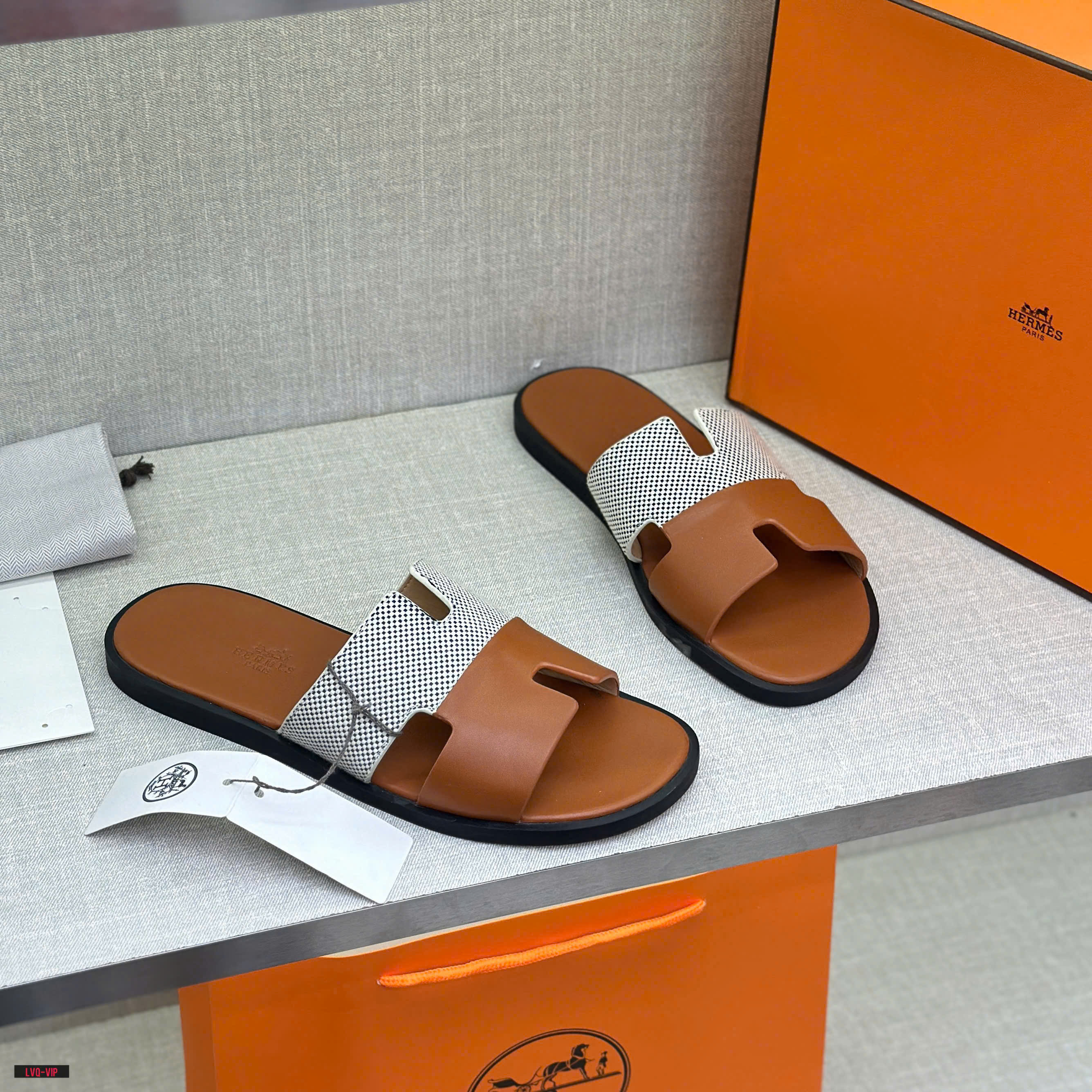 Dép lê quai ngang Hermes HM Nâu phối Trắng caro Like Auth fullbox bill thẻ LVQ