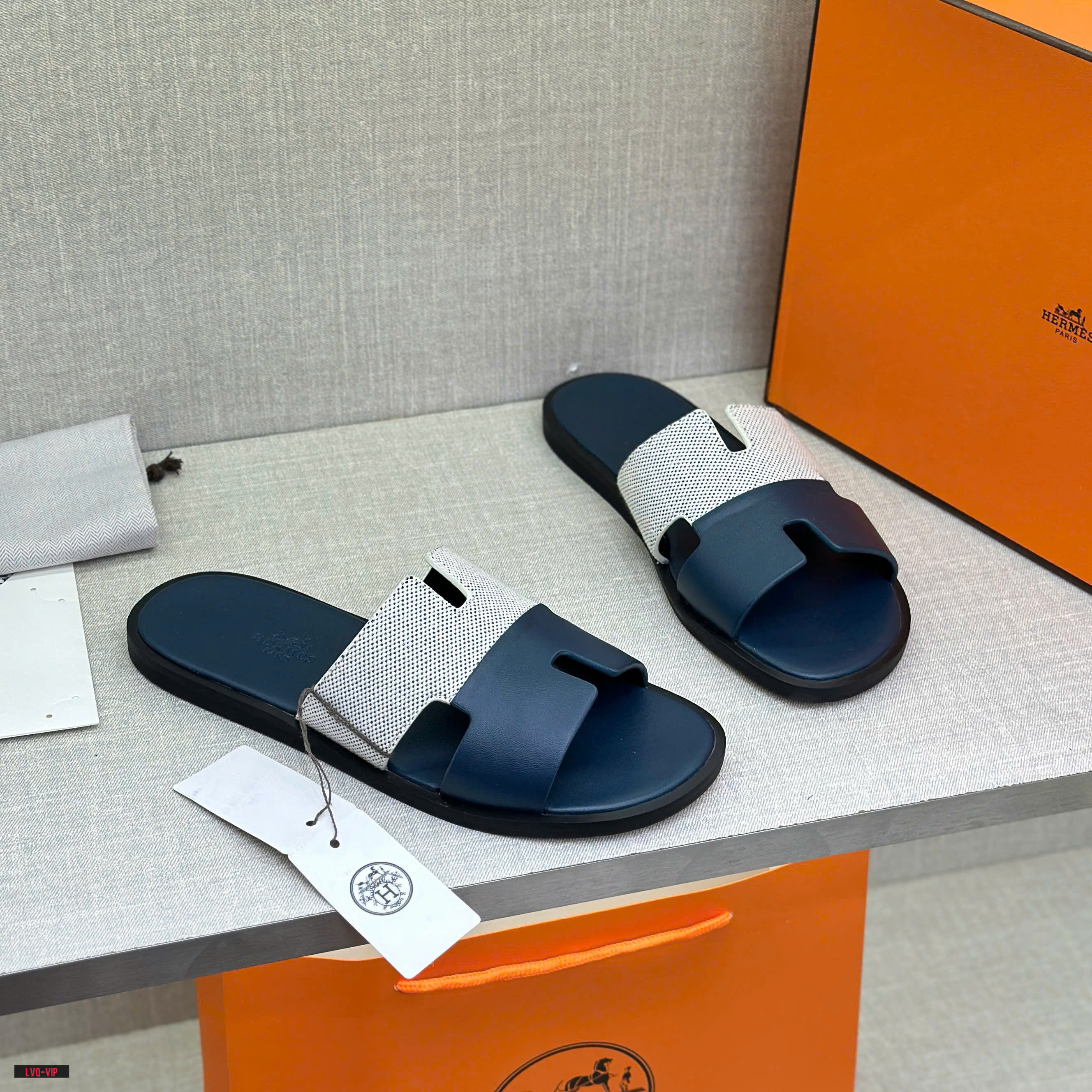 Dép lê quai ngang Hermes HM Xanh than phối Trắng caro Like Auth fullbox bill thẻ LVQ