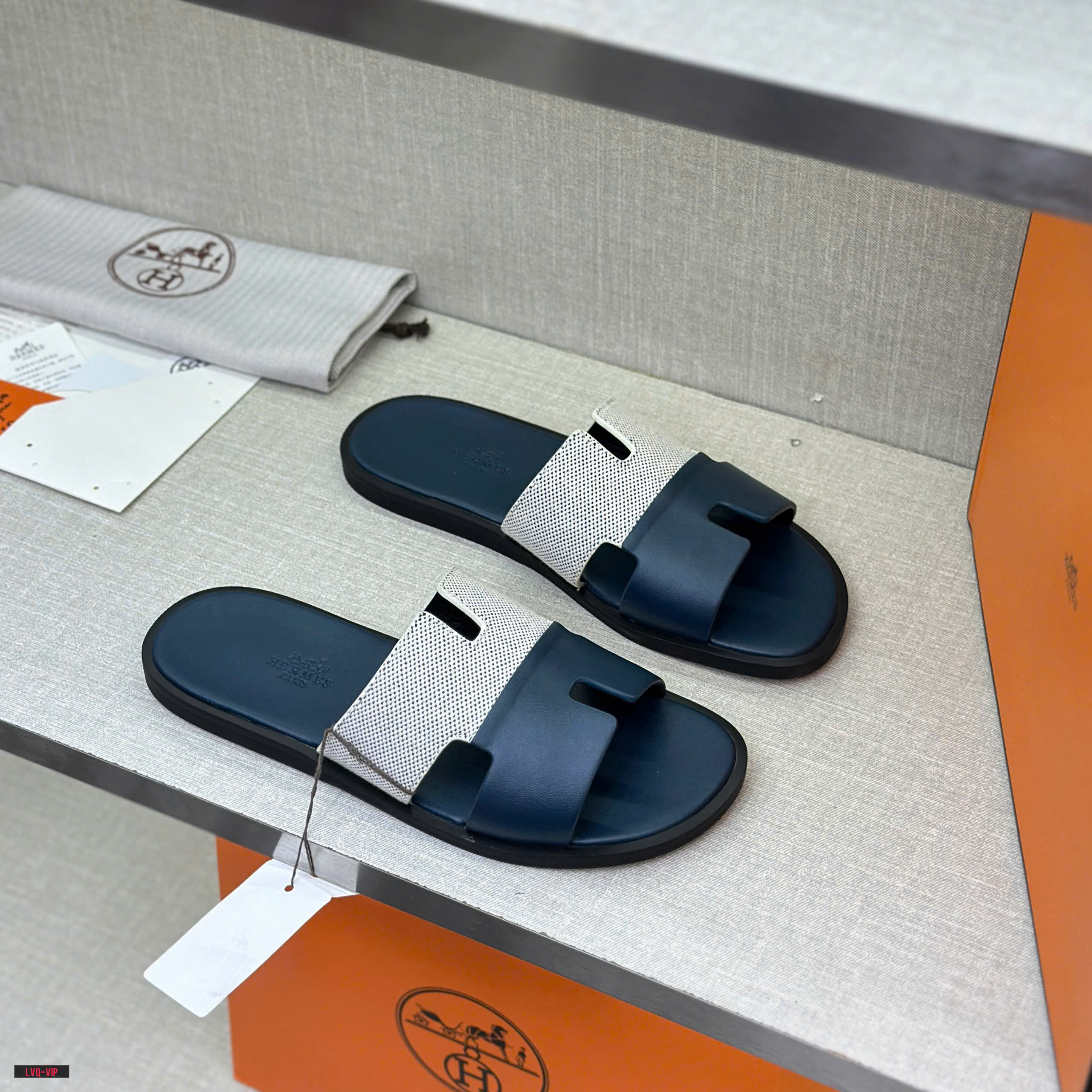 Dép lê quai ngang Hermes HM Xanh than phối Trắng caro Like Auth fullbox bill thẻ LVQ