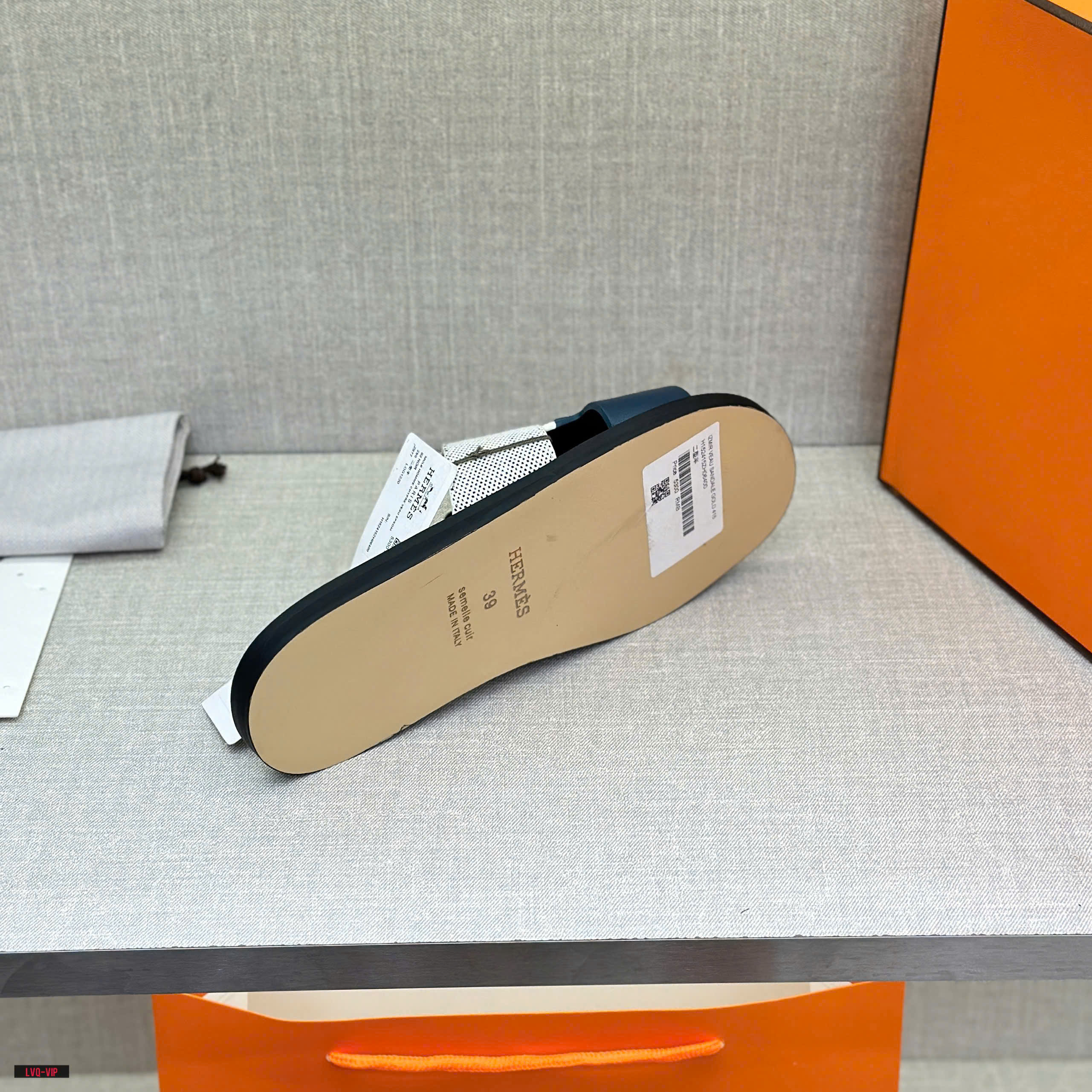 Dép lê quai ngang Hermes HM Xanh than phối Trắng caro Like Auth fullbox bill thẻ LVQ