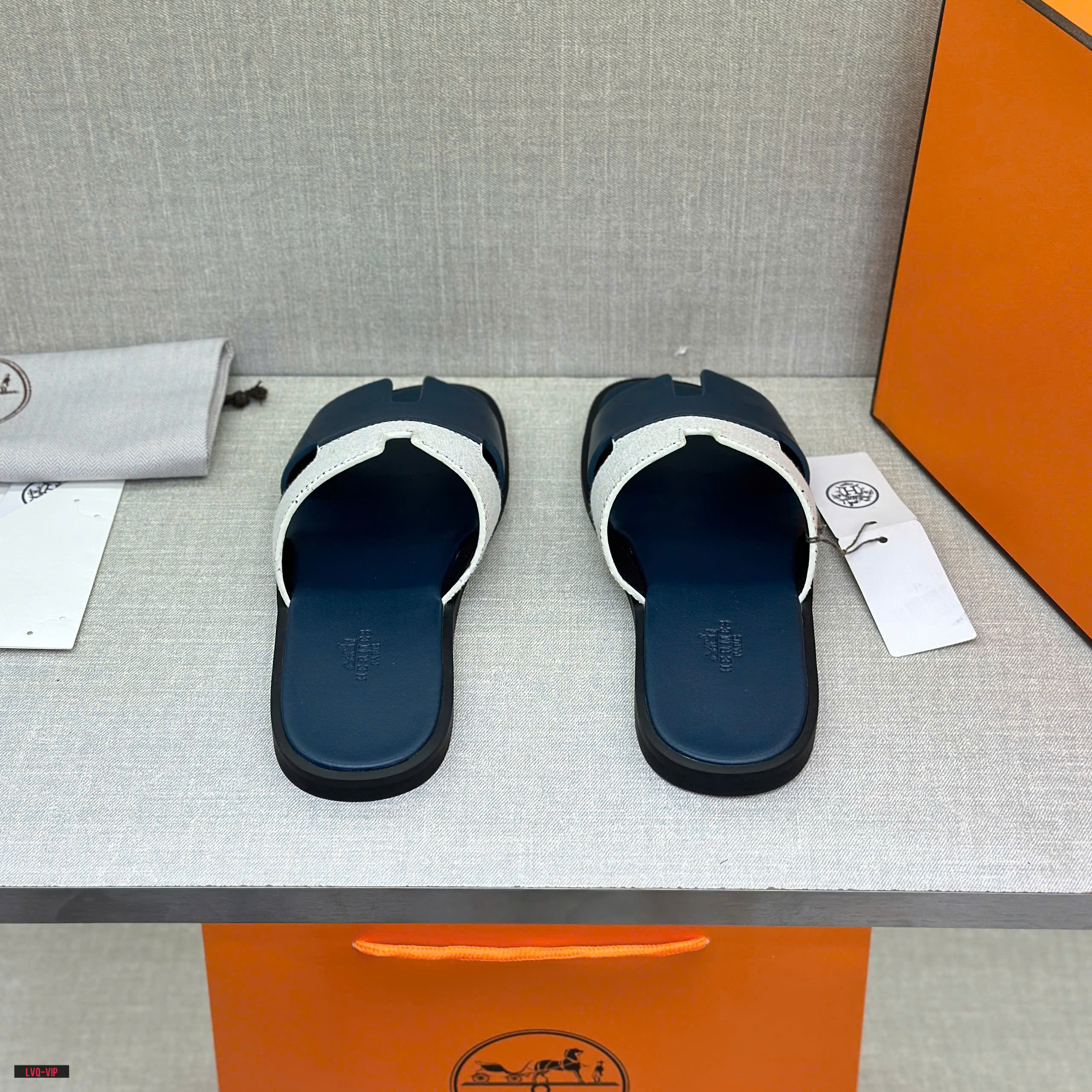 Dép lê quai ngang Hermes HM Xanh than phối Trắng caro Like Auth fullbox bill thẻ LVQ