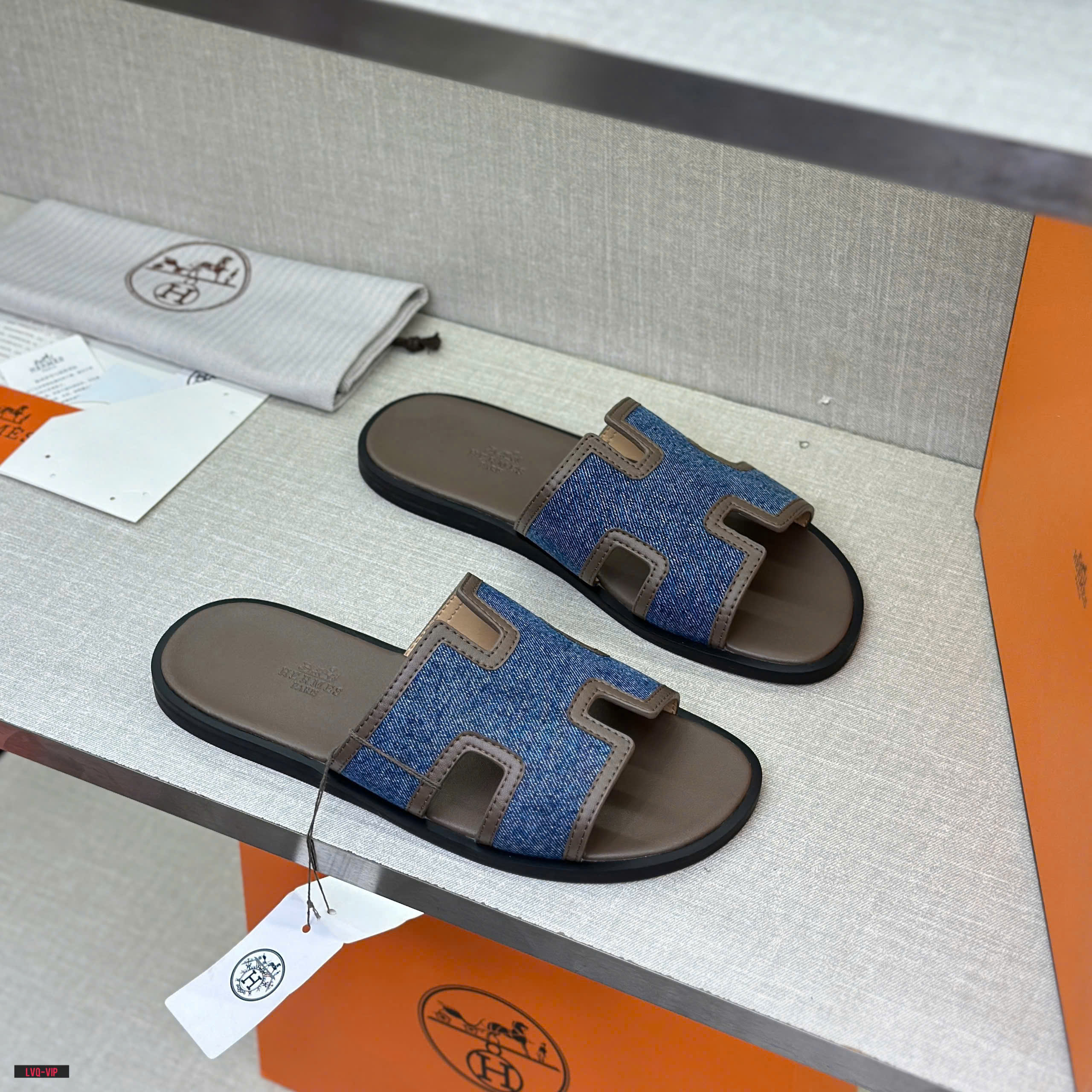 Dép lê quai ngang Hermes HM Xanh jean phối viền da Nâu thêu Like Auth fullbox bill thẻ LVQ