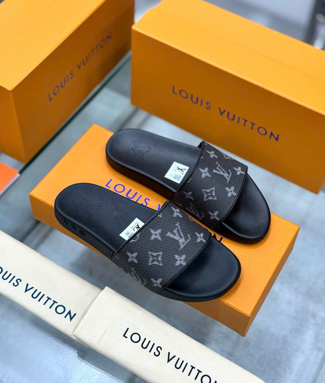 Dép lê quai ngang Louis Vuitton LV Đen họa tiết hoa vân logo LV Trắng nhòe viền nổi Like Auth on web fullbox bill thẻ DDT