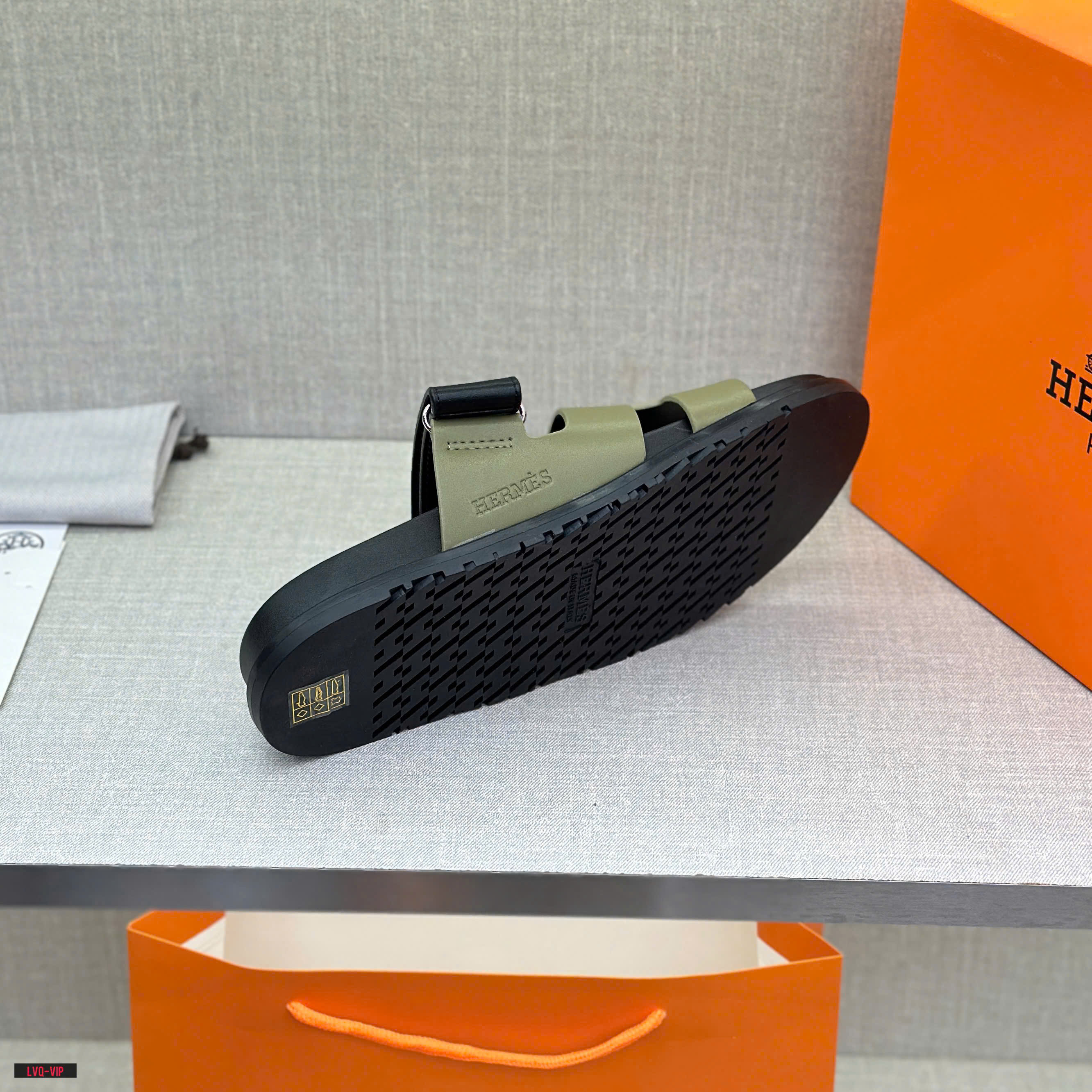 Dép lê quai ngang dán Hermes HM Xanh rêu phối Đen trơn Like Auth fullbox bill thẻ LVQ
