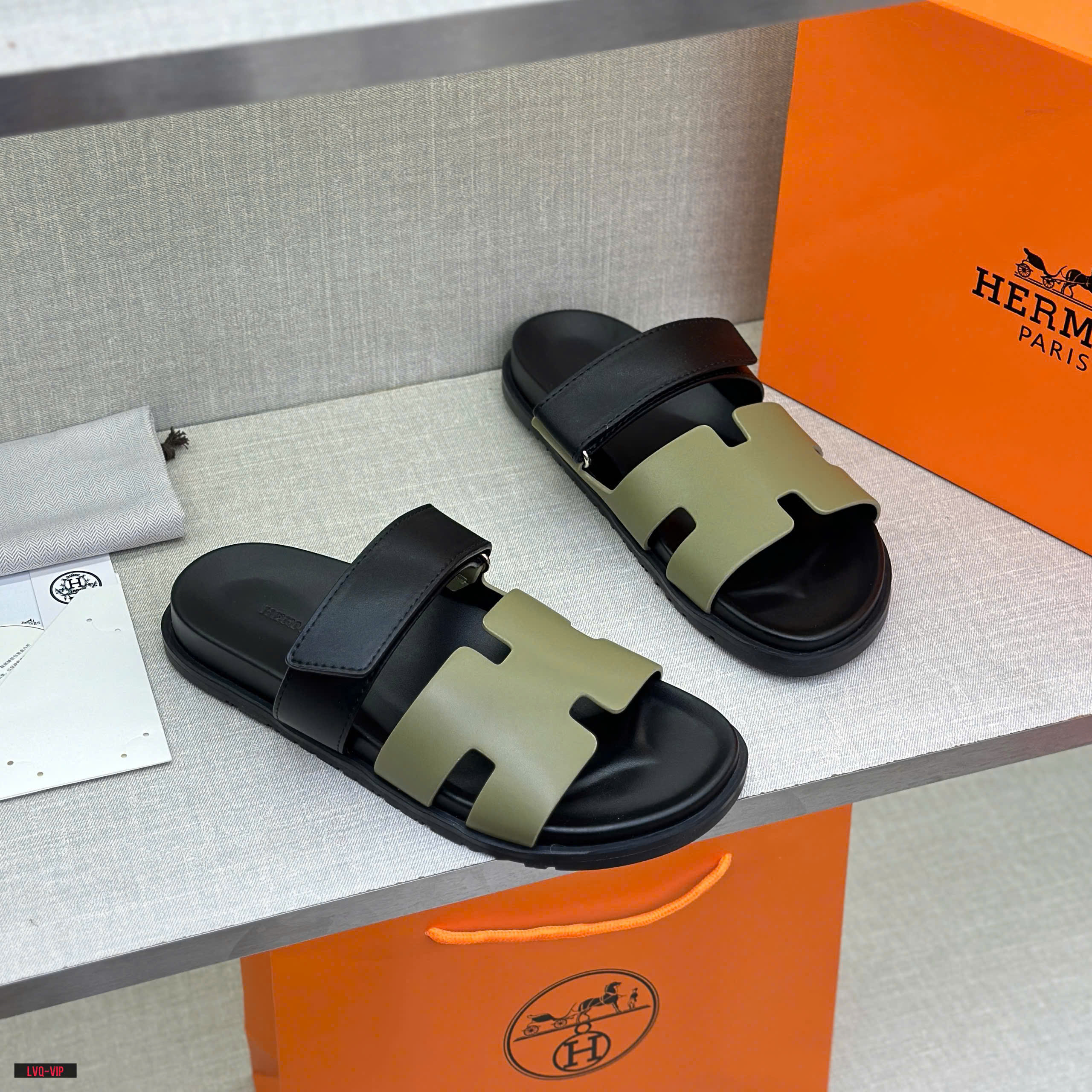 Dép lê quai ngang dán Hermes HM Xanh rêu phối Đen trơn Like Auth fullbox bill thẻ LVQ