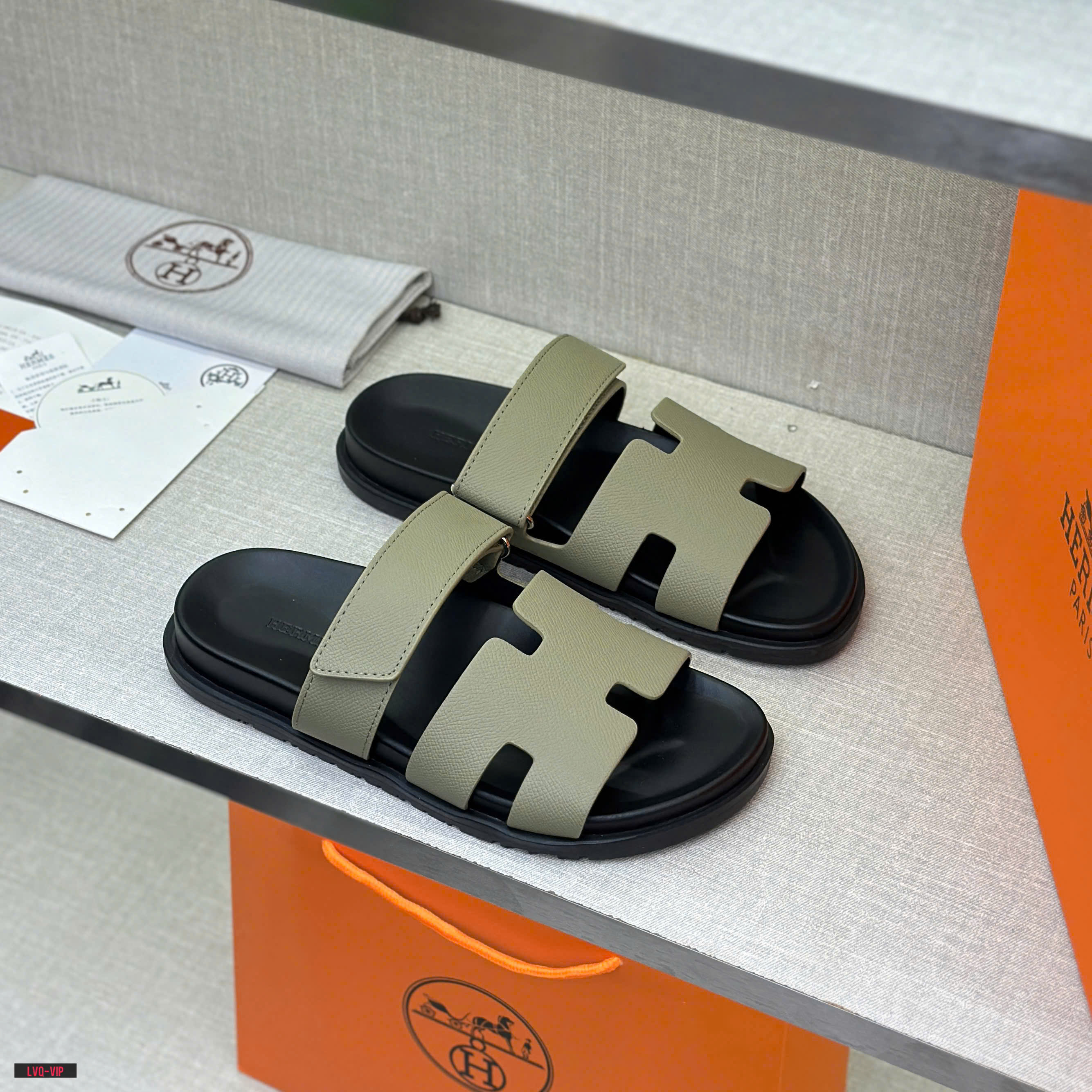 Dép lê quai ngang dán Hermes HM Xanh rêu trơn Like Auth fullbox bill thẻ LVQ
