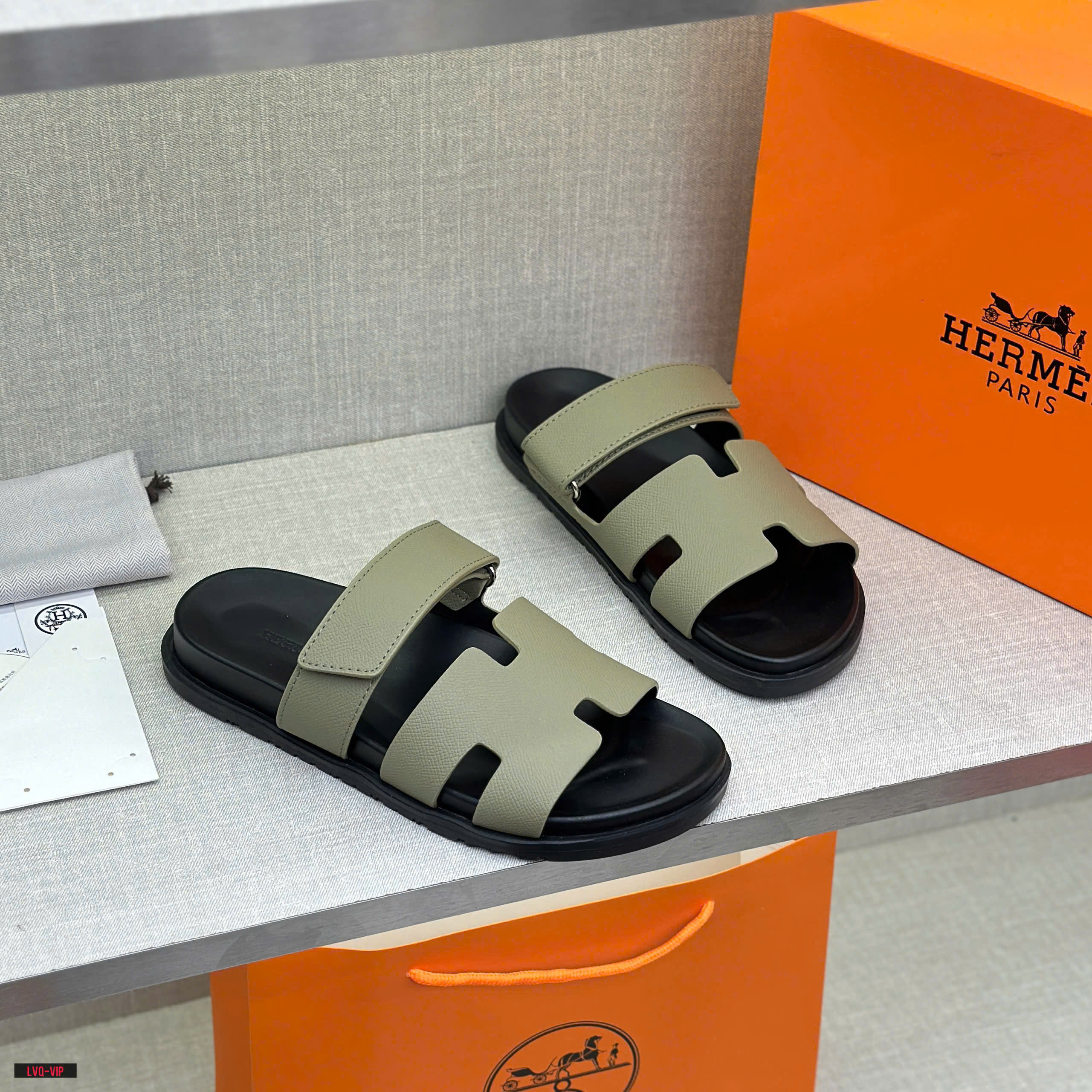 Dép lê quai ngang dán Hermes HM Xanh rêu trơn Like Auth fullbox bill thẻ LVQ