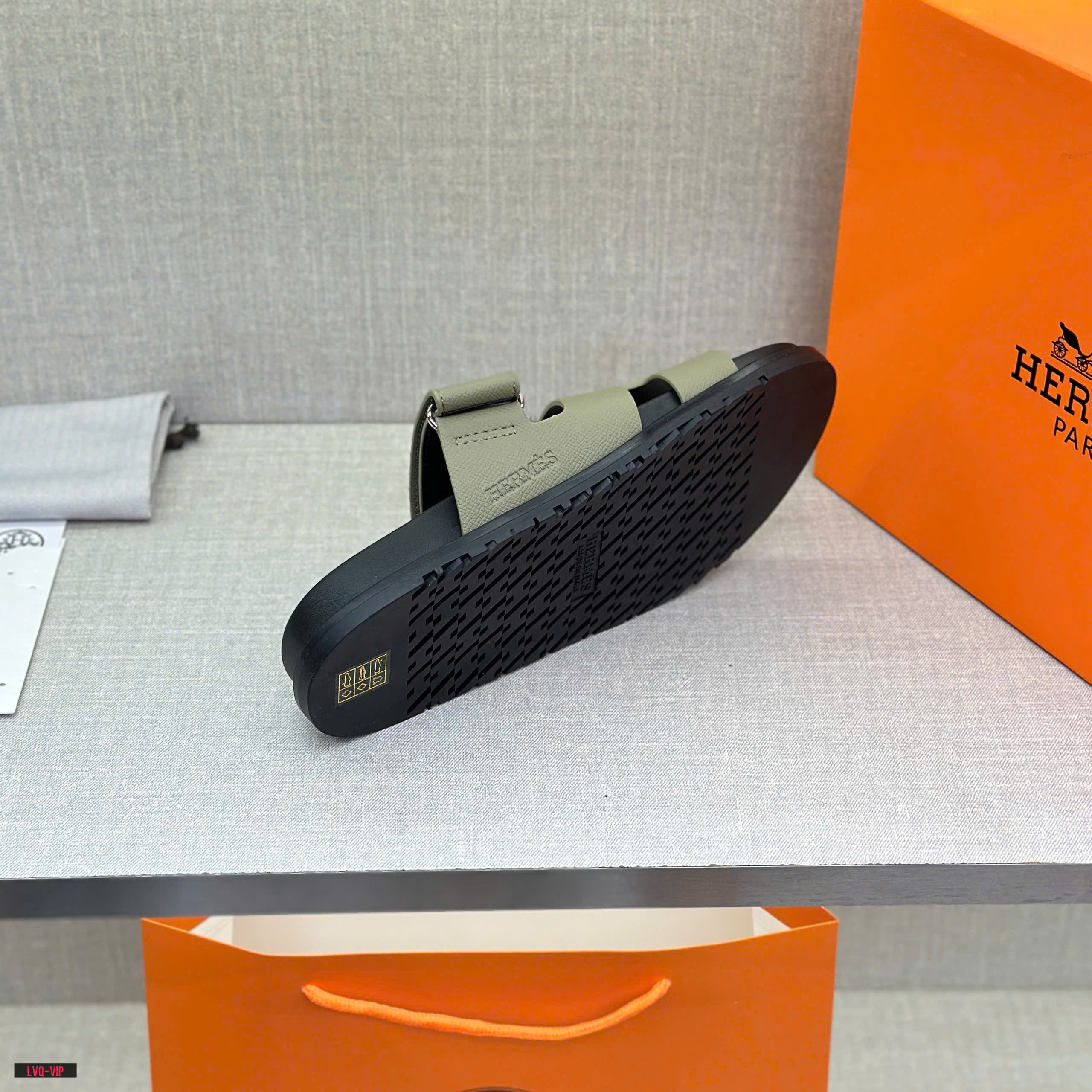 Dép lê quai ngang dán Hermes HM Xanh rêu trơn Like Auth fullbox bill thẻ LVQ
