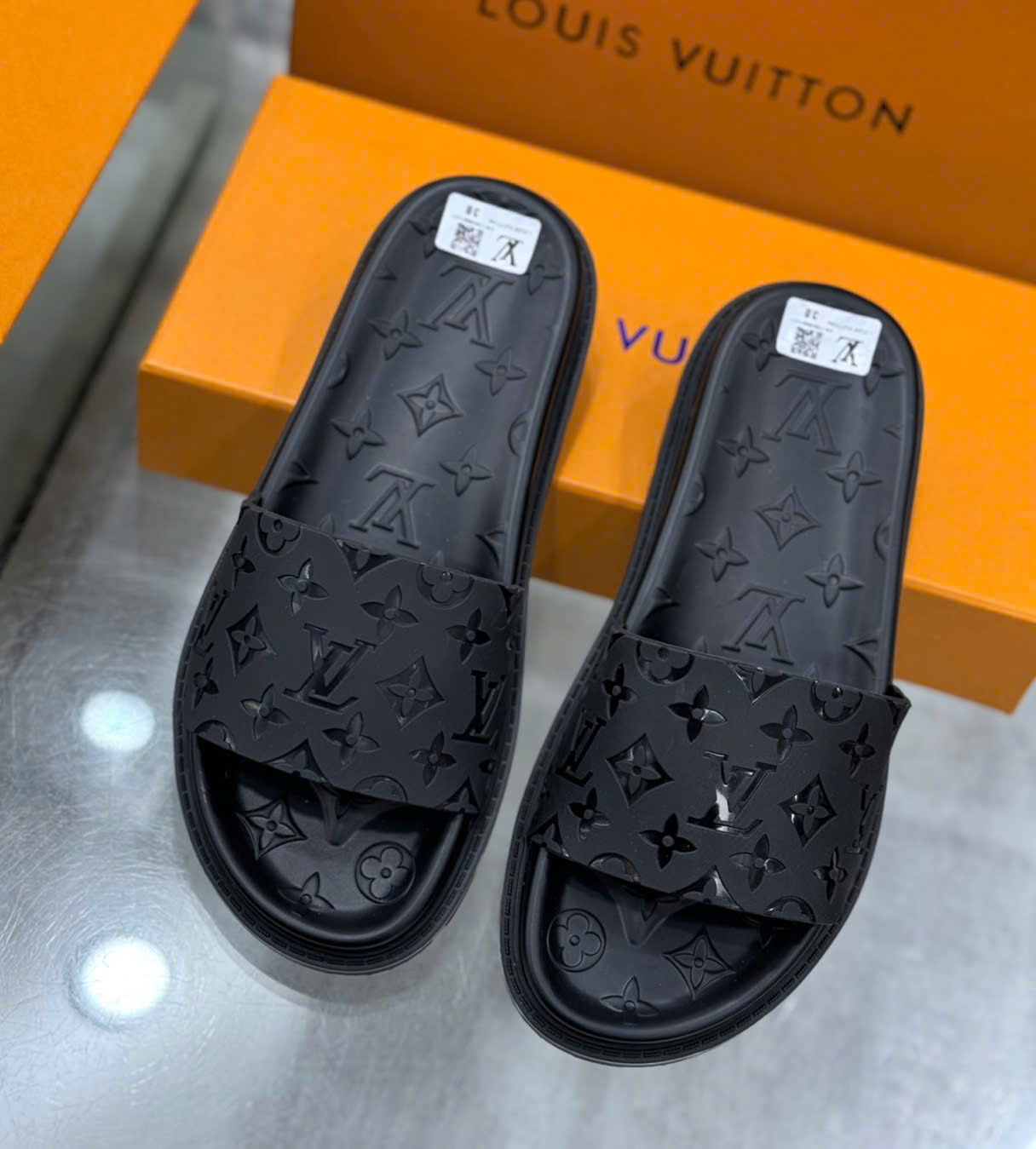 Dép lê quai ngang Louis Vuitton LV Đen họa tiết hoa vân logo LV bóng Like Auth on web fullbox bill thẻ DDT