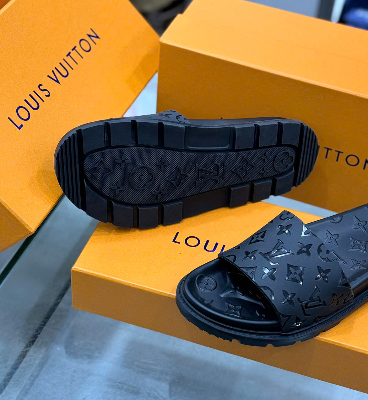 Dép lê quai ngang Louis Vuitton LV Đen họa tiết hoa vân logo LV bóng Like Auth on web fullbox bill thẻ DDT