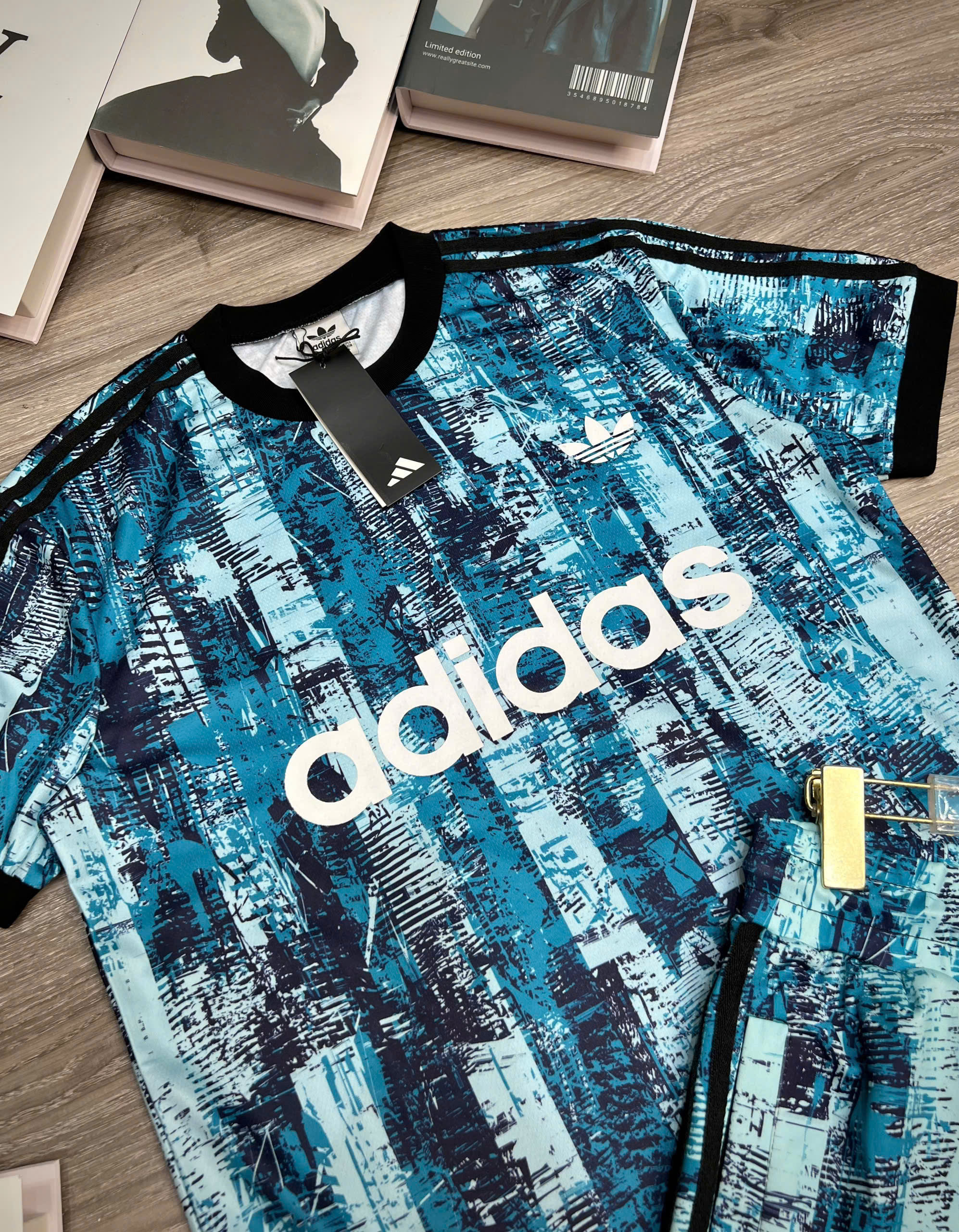 Bộ, set hè Adidas A Xanh loang logo chữ kẻ sọc viền Like Auth NV