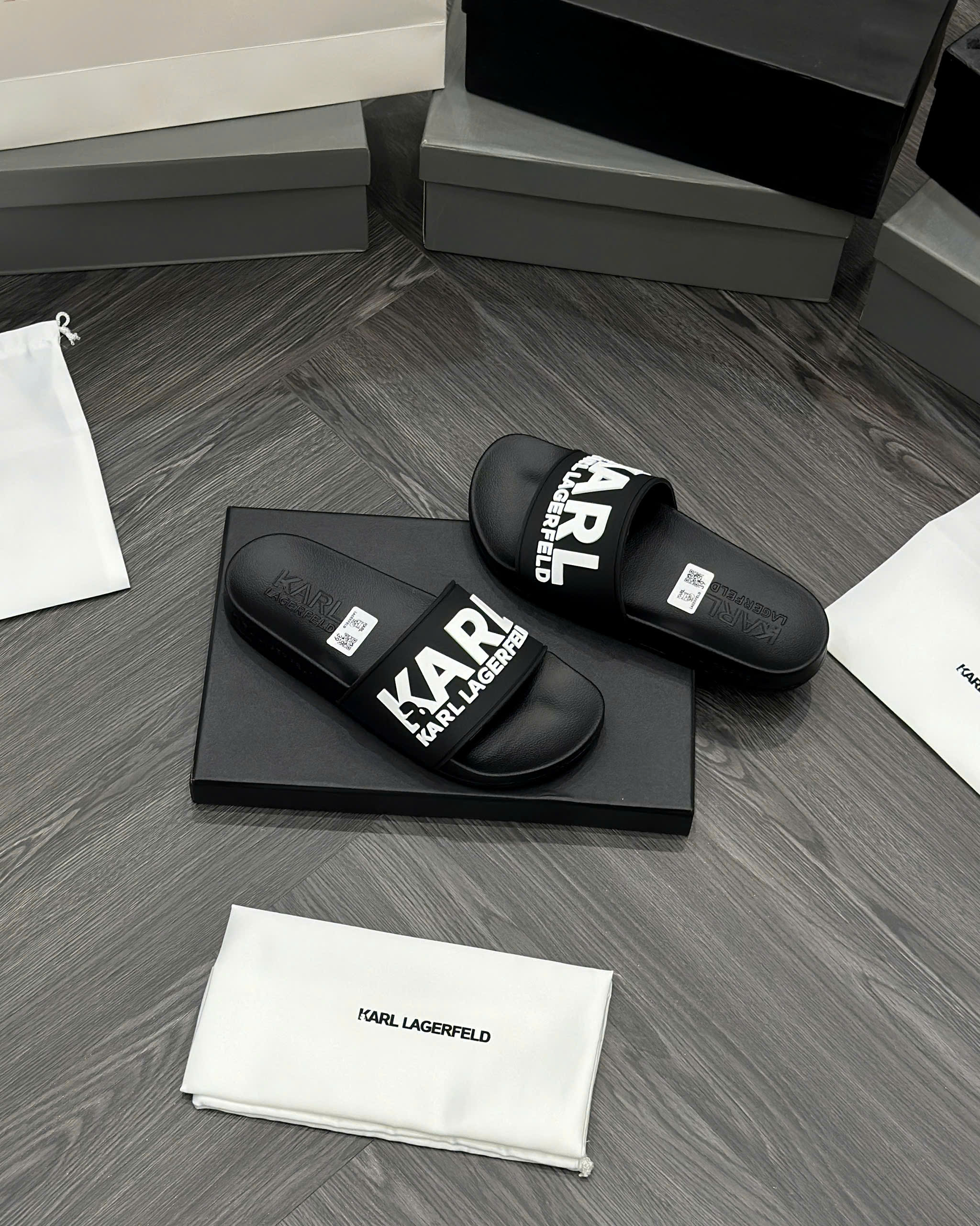Dép lê quai ngang Karl Đen chữ Trắng nổi Like Auth fullbox MVT