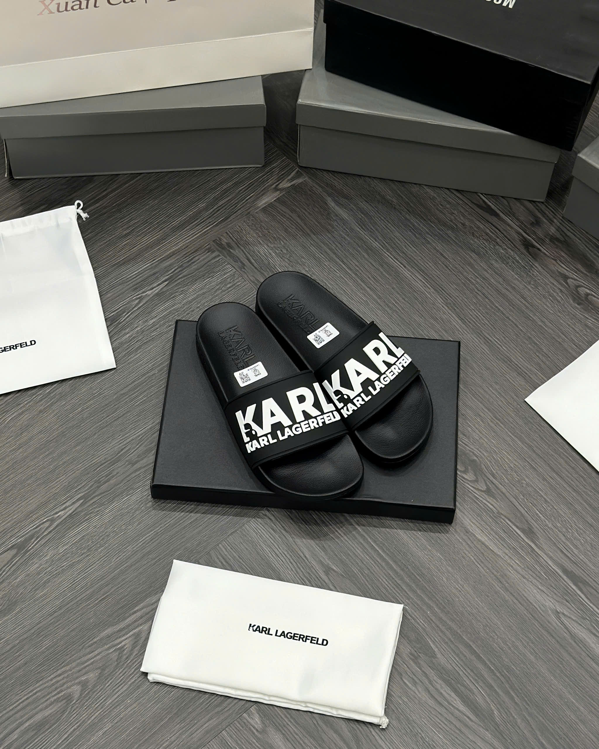 Dép lê quai ngang Karl Đen chữ Trắng nổi Like Auth fullbox MVT