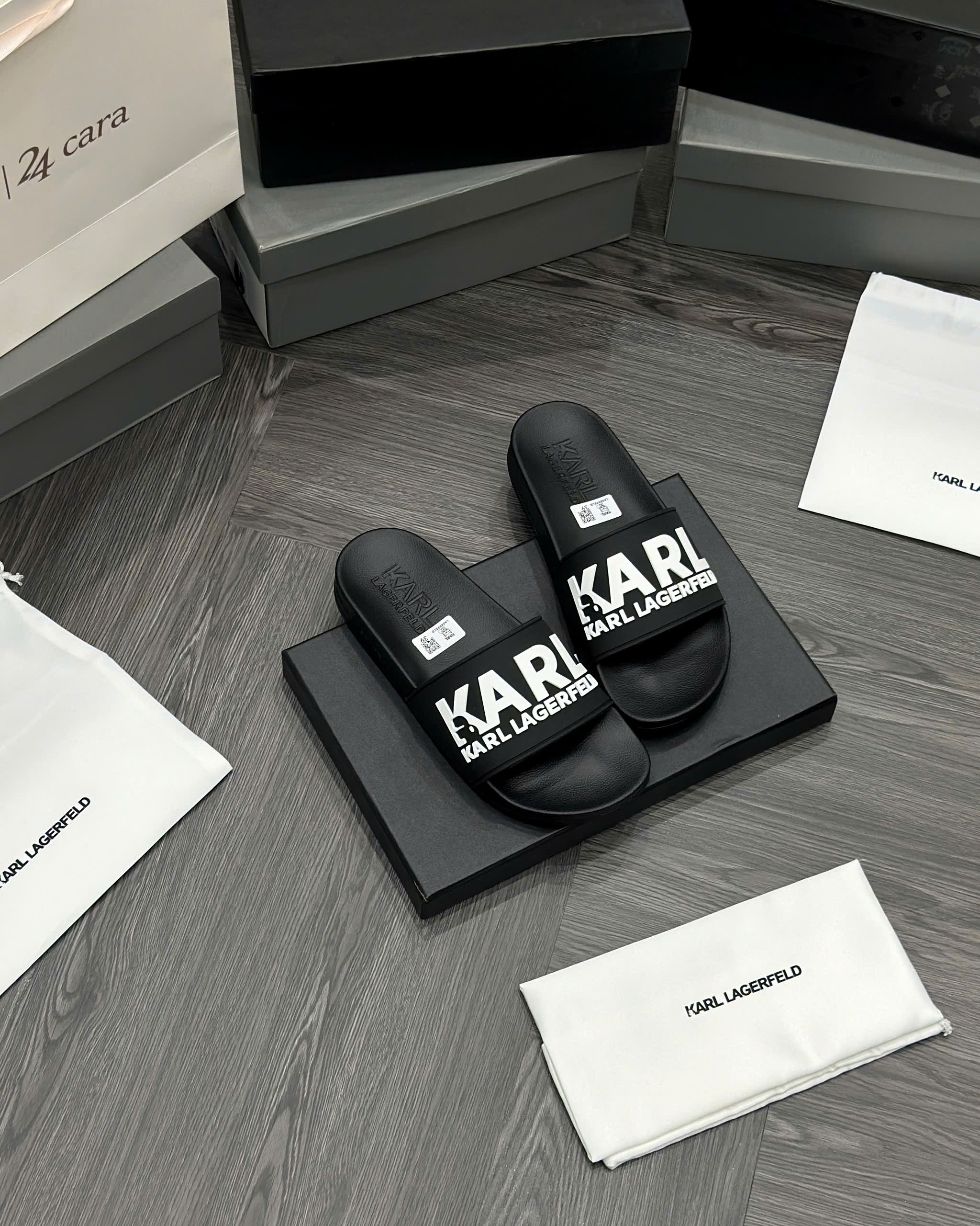 Dép lê quai ngang Karl Đen chữ Trắng nổi Like Auth fullbox MVT