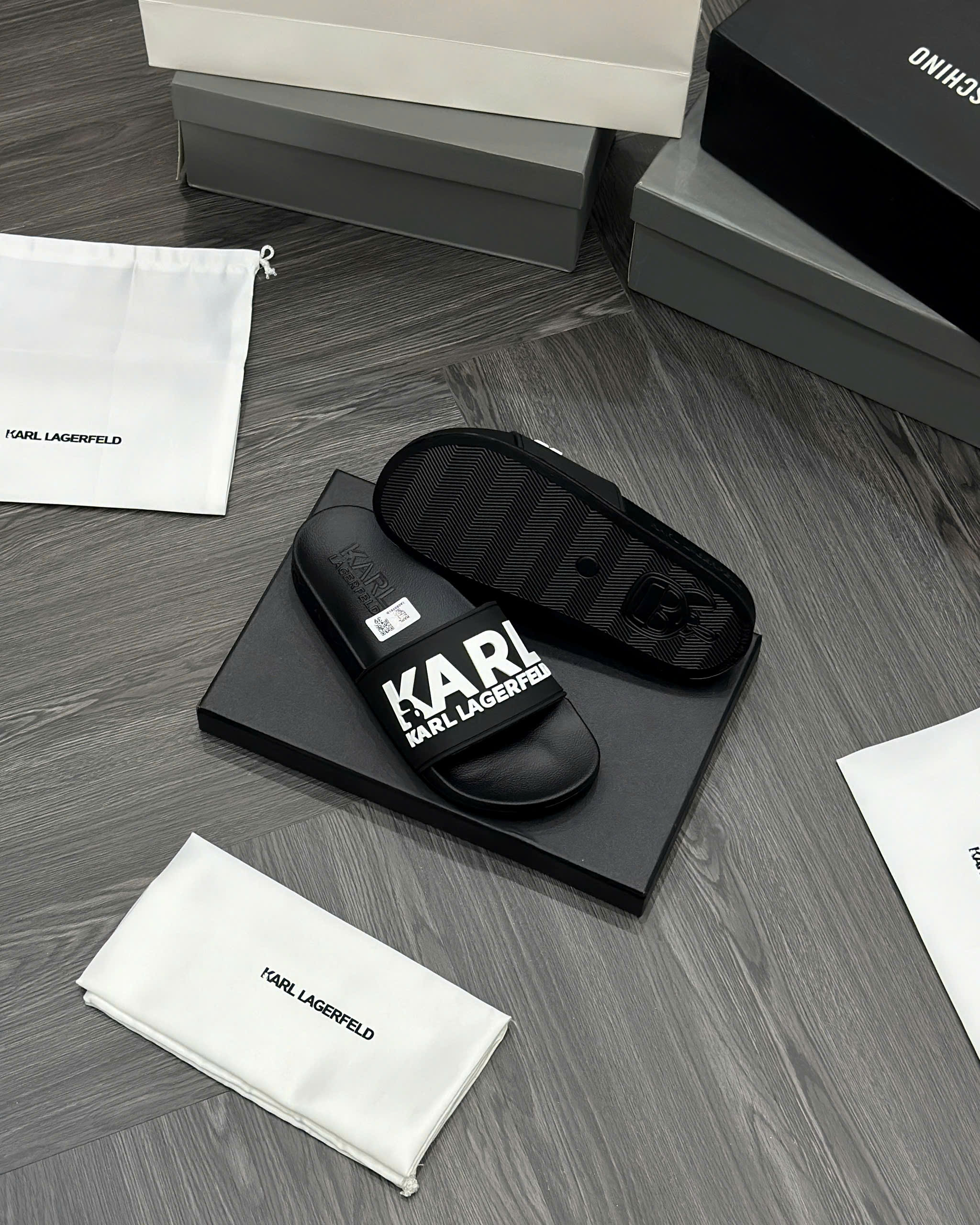 Dép lê quai ngang Karl Đen chữ Trắng nổi Like Auth fullbox MVT