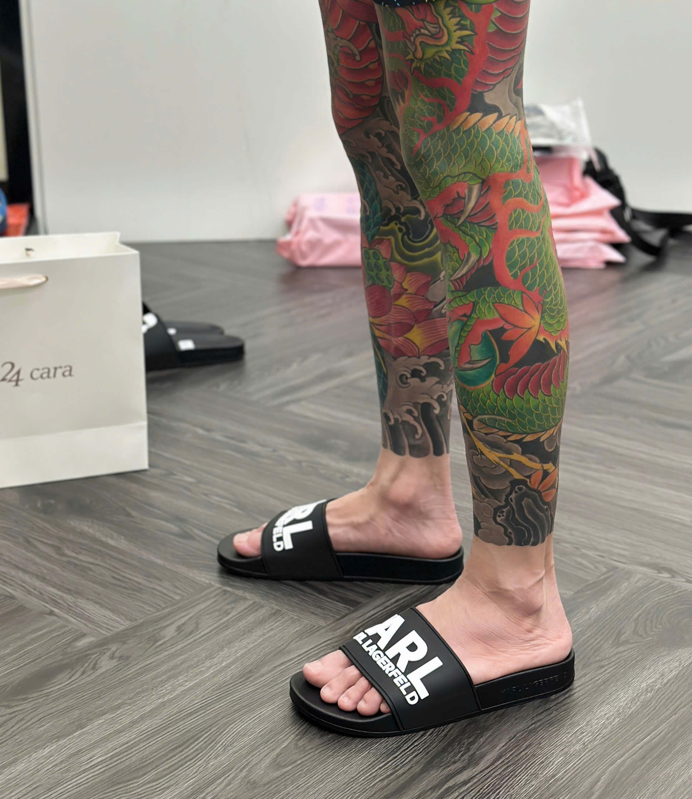 Dép lê quai ngang Karl Đen chữ Trắng nổi Like Auth fullbox MVT