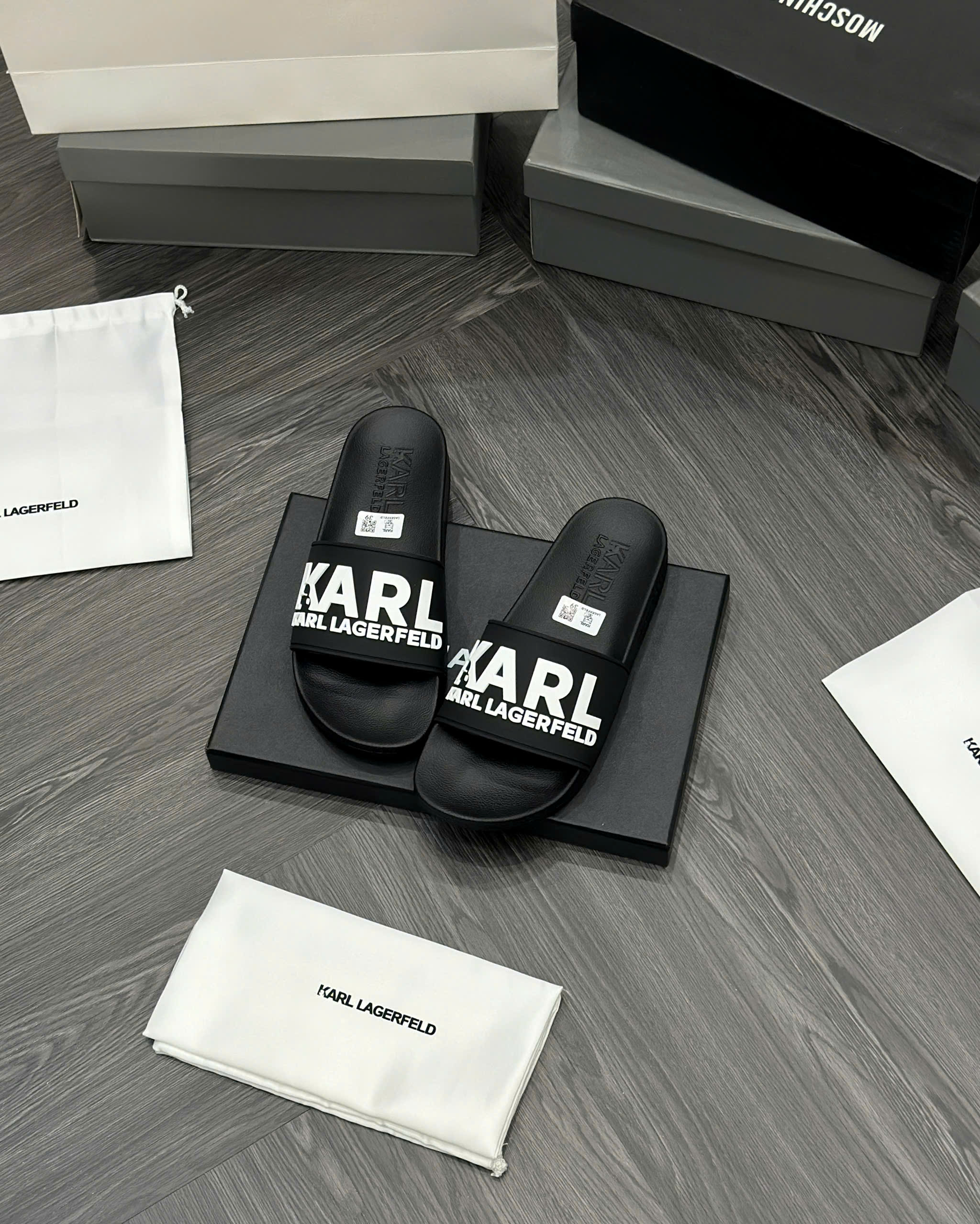 Dép lê quai ngang Karl Đen chữ Trắng nổi Like Auth fullbox MVT