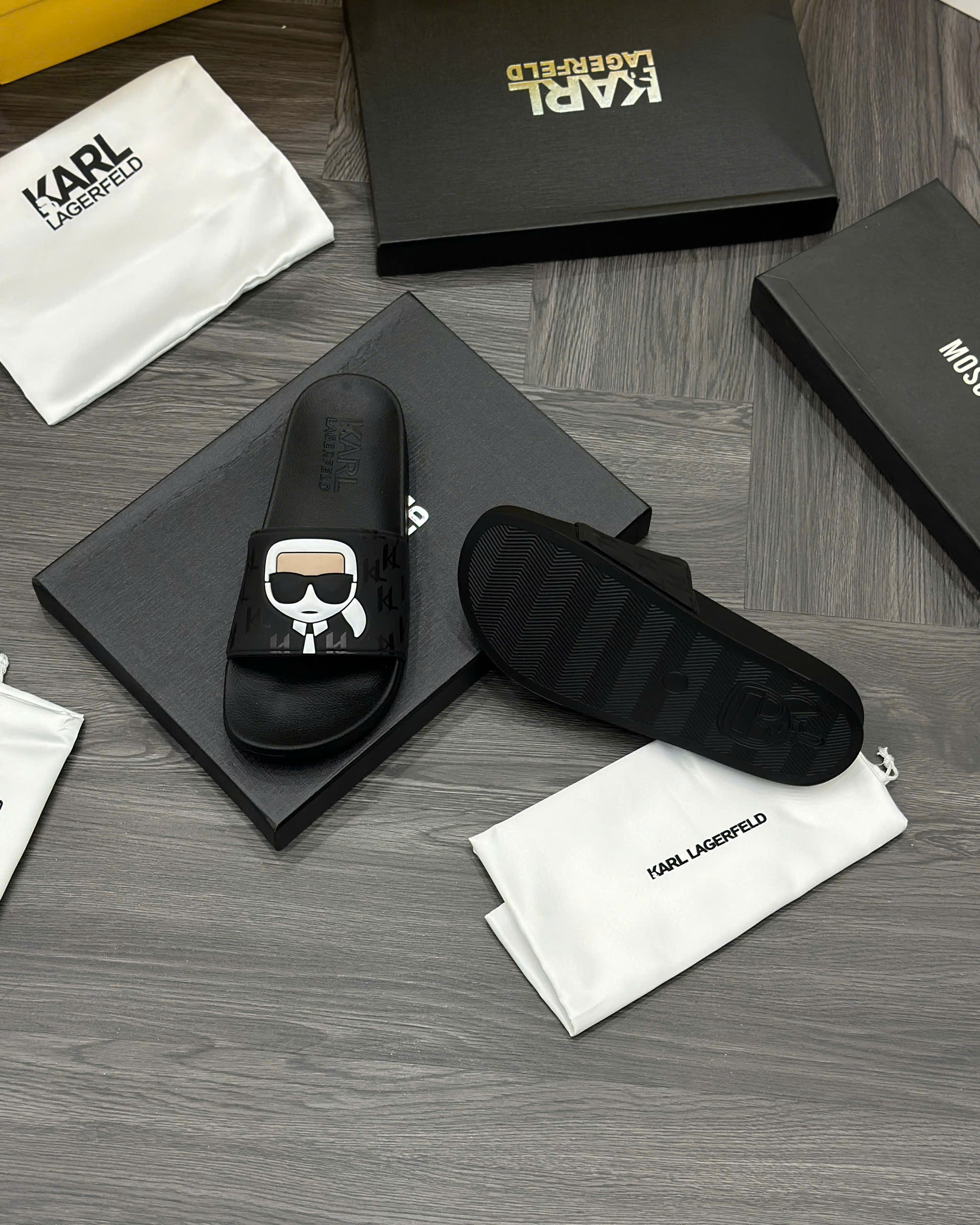 Dép lê quai ngang Karl Đen họa tiết chữ Đen bóng logo mặt người nổi Like Auth fullbox MVT