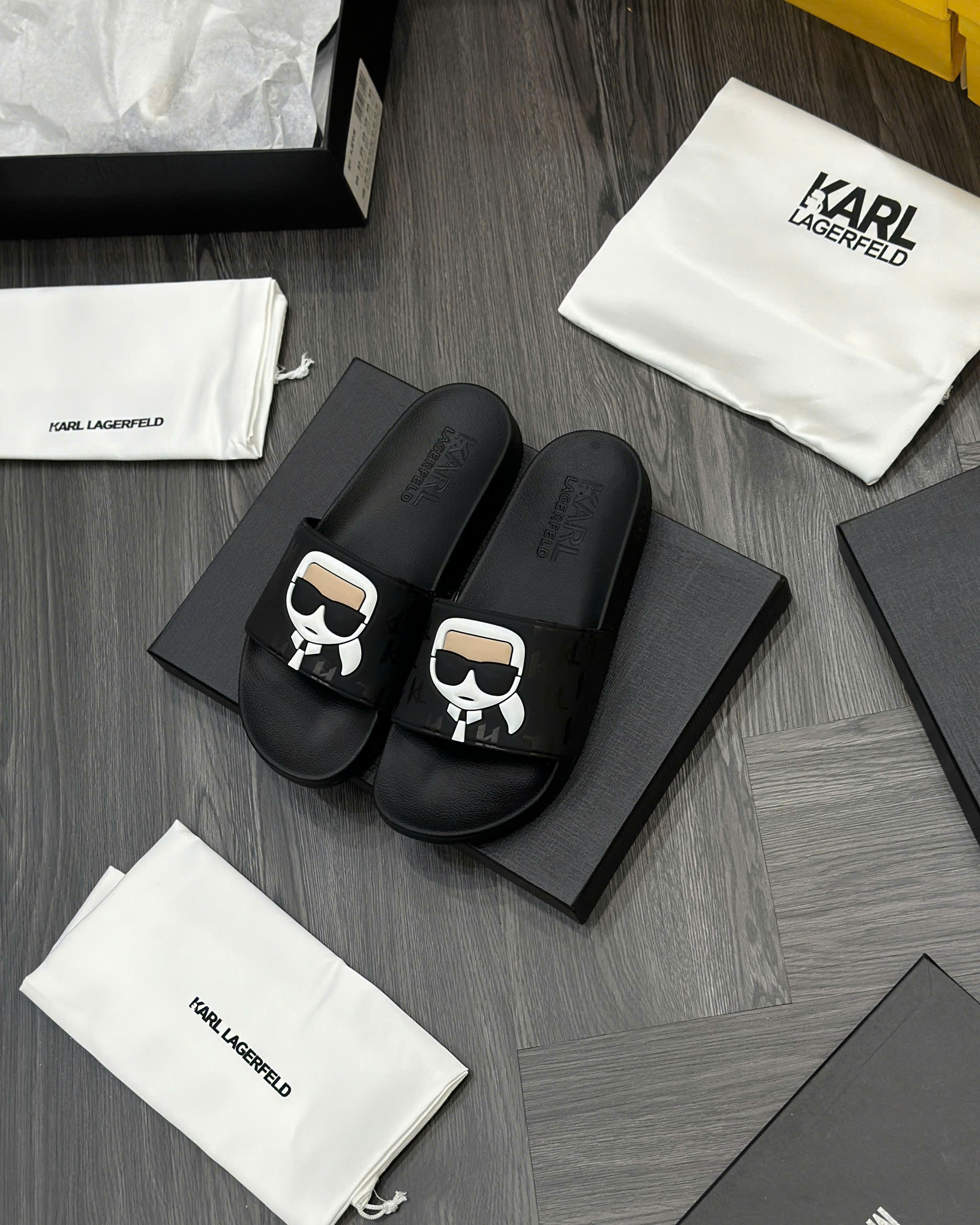 Dép lê quai ngang Karl Đen họa tiết chữ Đen bóng logo mặt người nổi Like Auth fullbox MVT