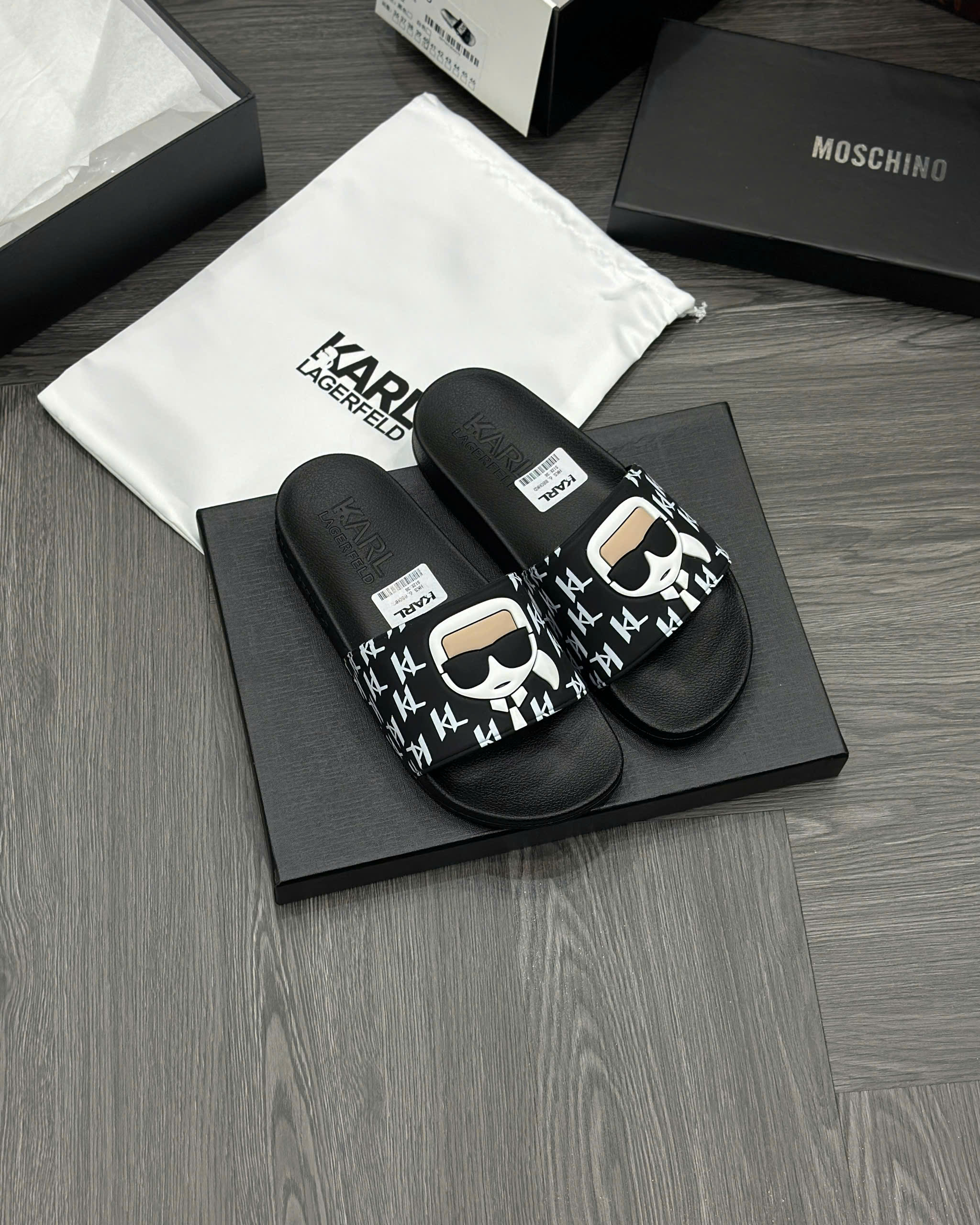 Dép lê quai ngang Karl Đen họa tiết chữ Trắng logo mặt người nổi Like Auth fullbox MVT