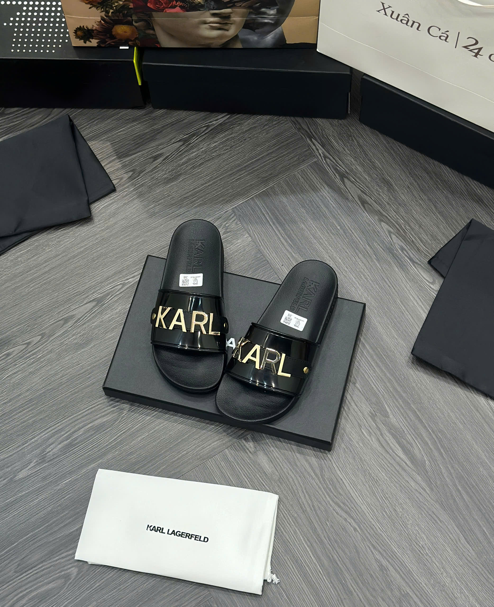 Dép lê quai ngang Karl Đen logo chữ Gold kim loại Like Auth fullbox MVT