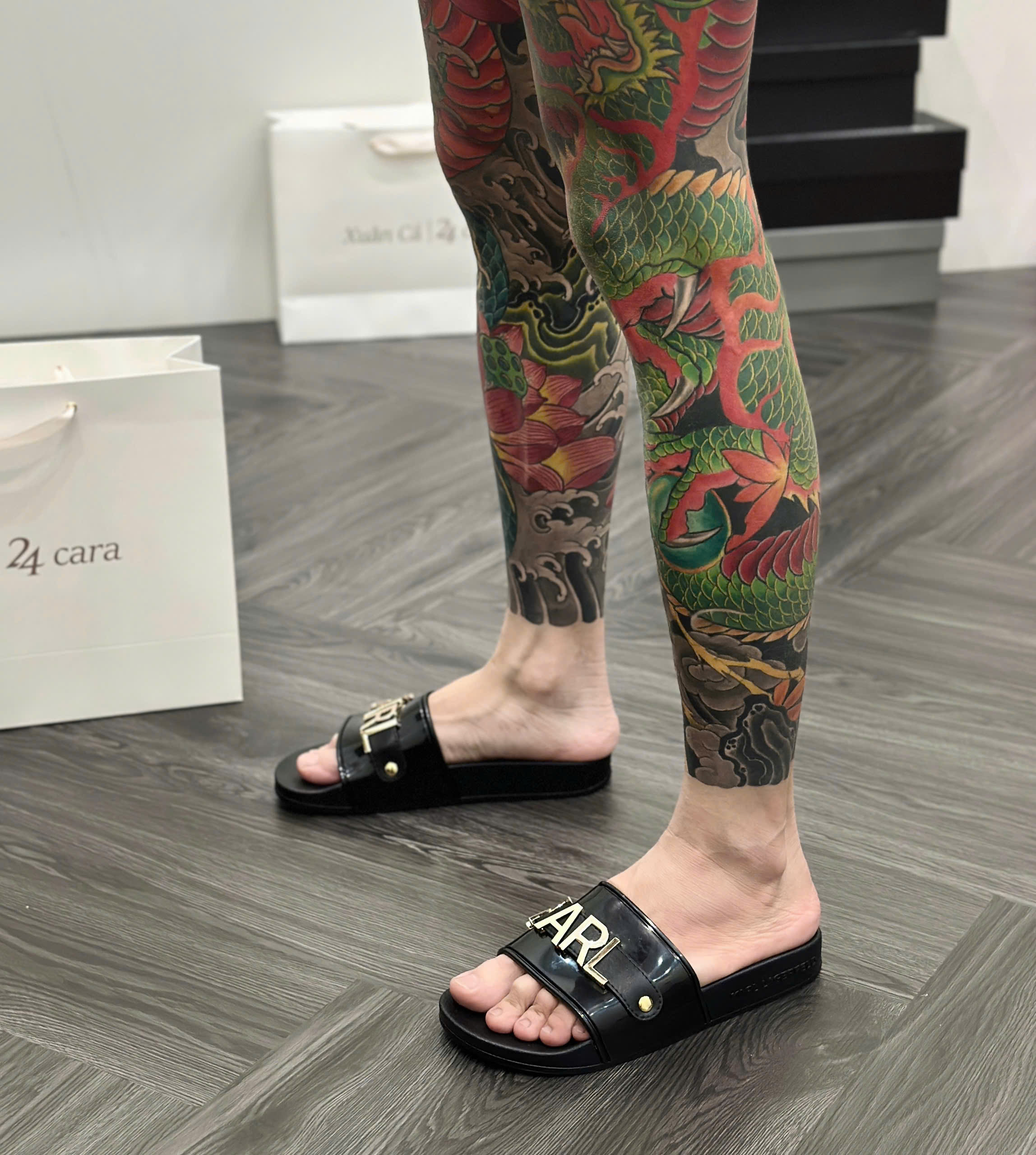 Dép lê quai ngang Karl Đen logo chữ Gold kim loại Like Auth fullbox MVT