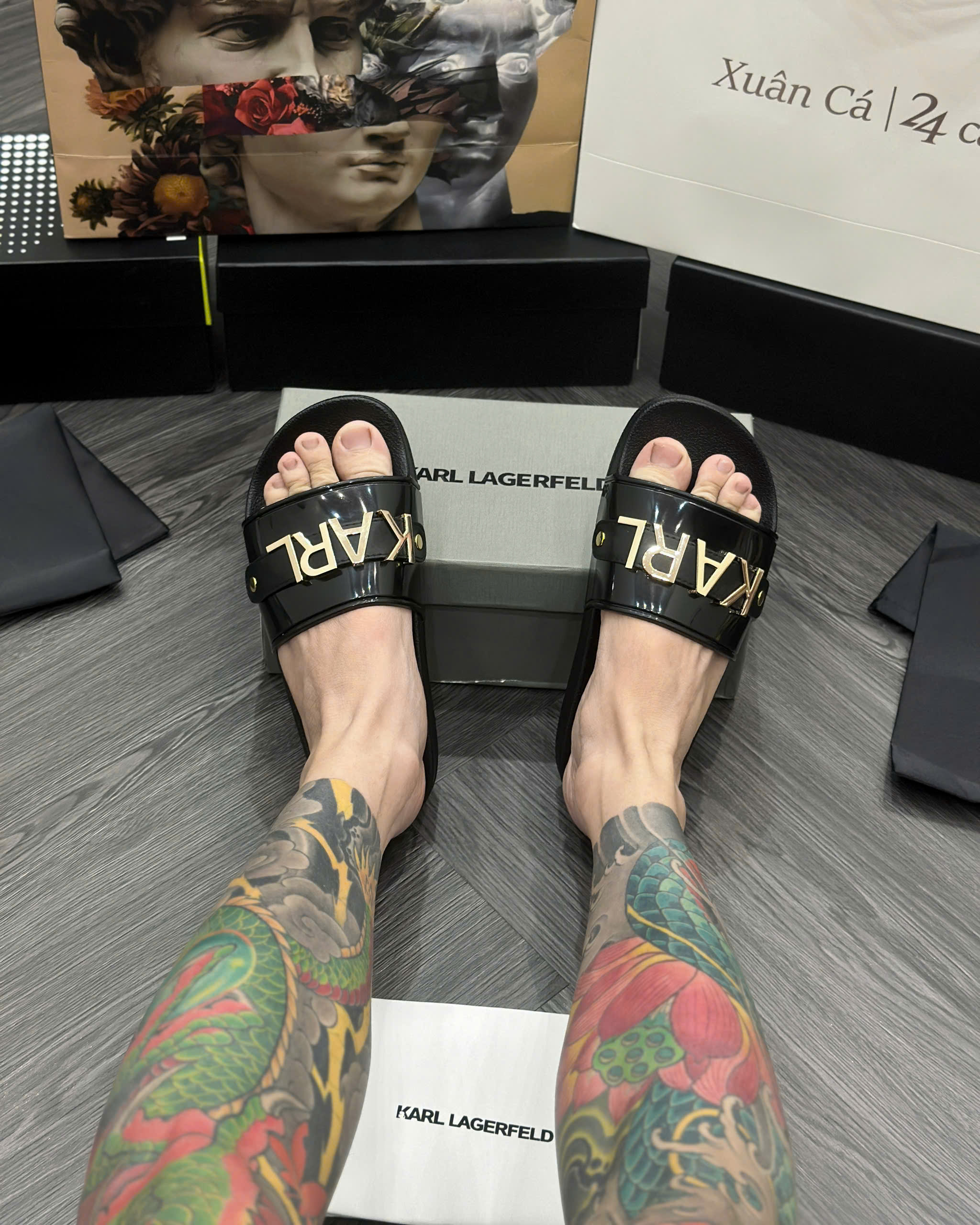 Dép lê quai ngang Karl Đen logo chữ Gold kim loại Like Auth fullbox MVT