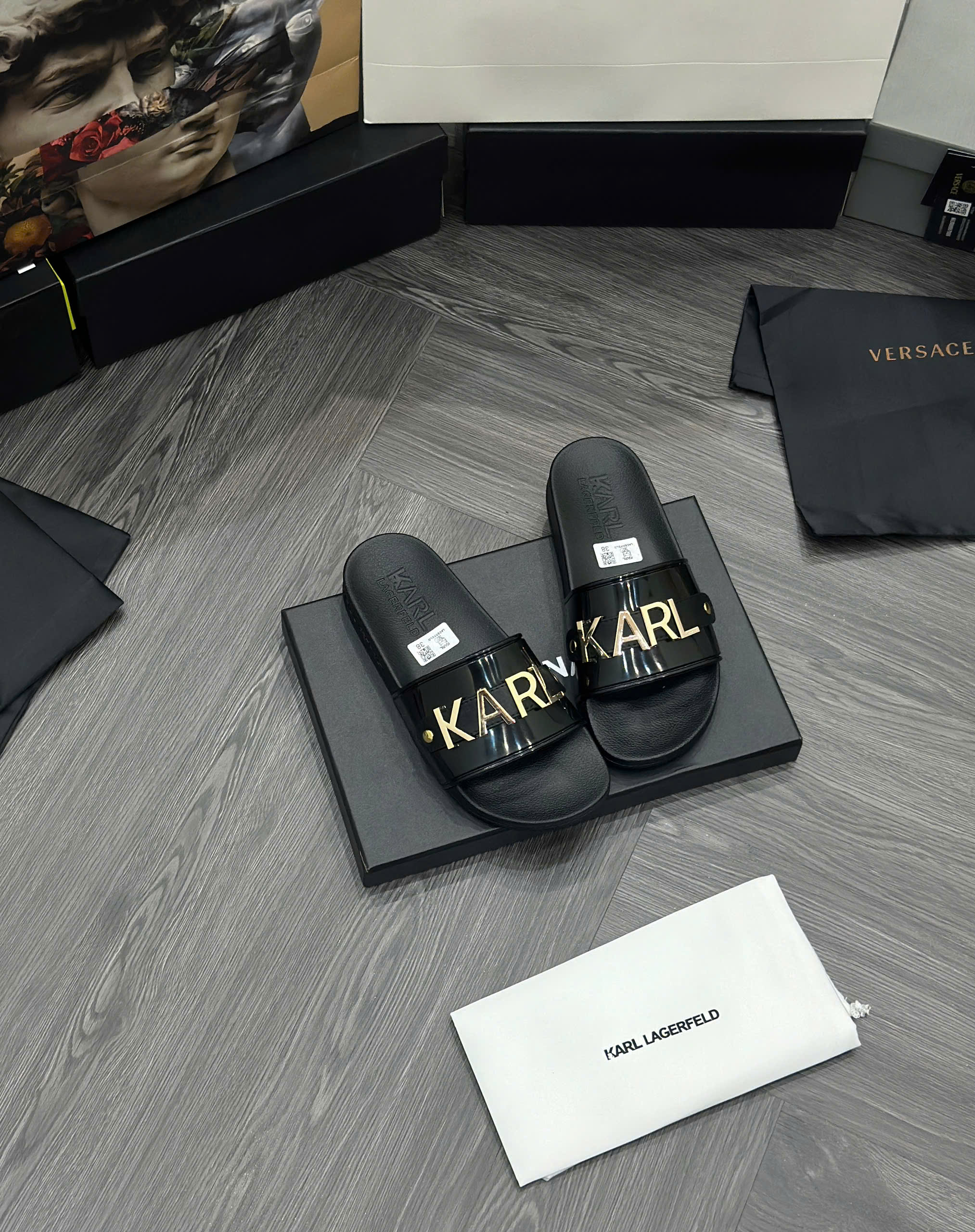 Dép lê quai ngang Karl Đen logo chữ Gold kim loại Like Auth fullbox MVT