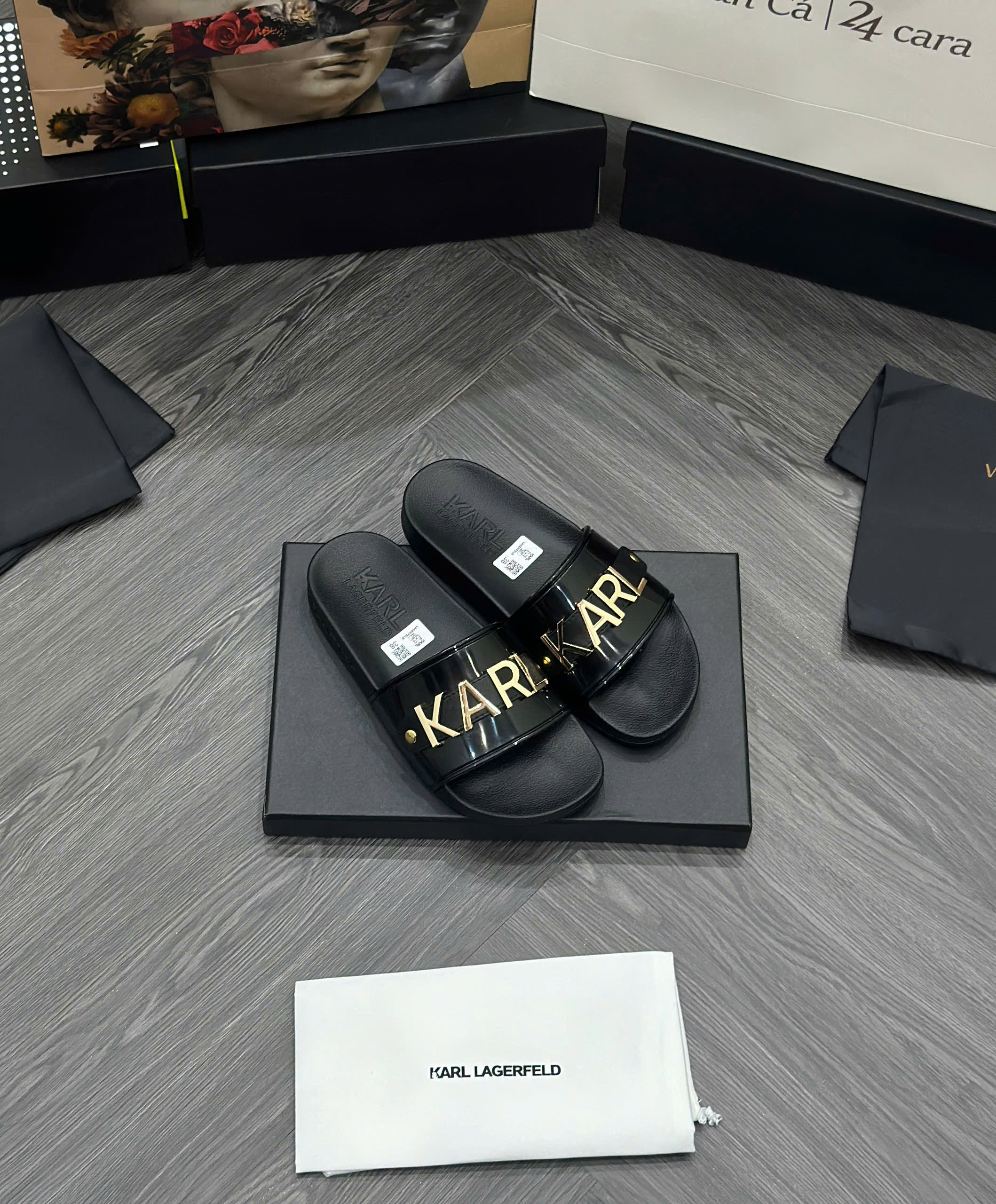 Dép lê quai ngang Karl Đen logo chữ Gold kim loại Like Auth fullbox MVT