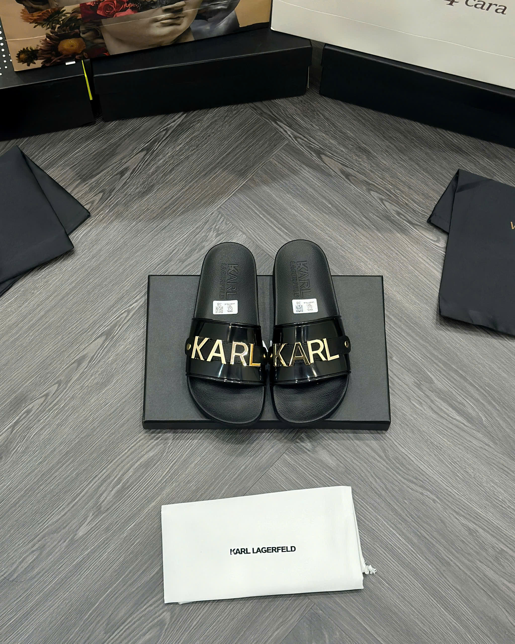 Dép lê quai ngang Karl Đen logo chữ Gold kim loại Like Auth fullbox MVT