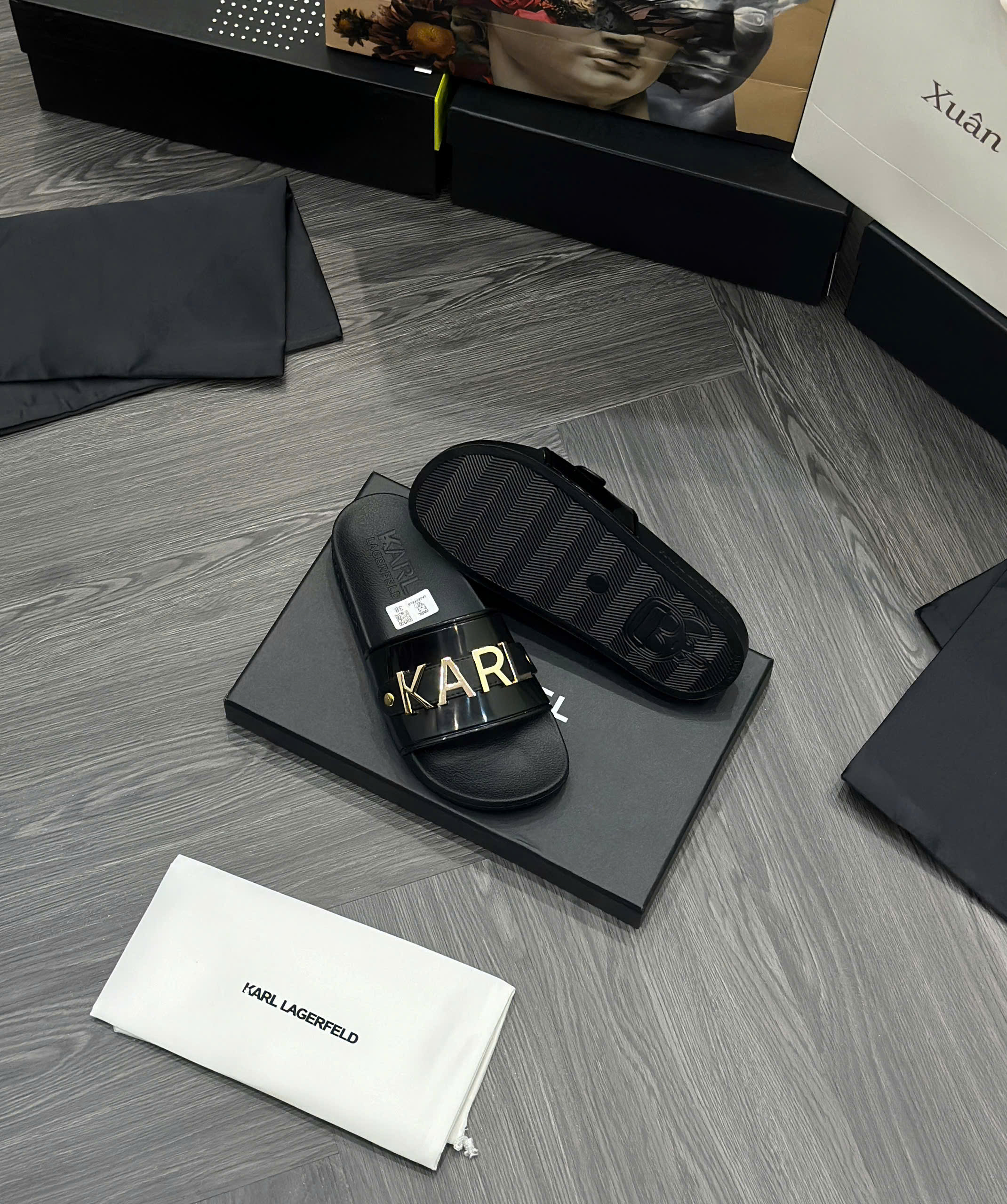 Dép lê quai ngang Karl Đen logo chữ Gold kim loại Like Auth fullbox MVT