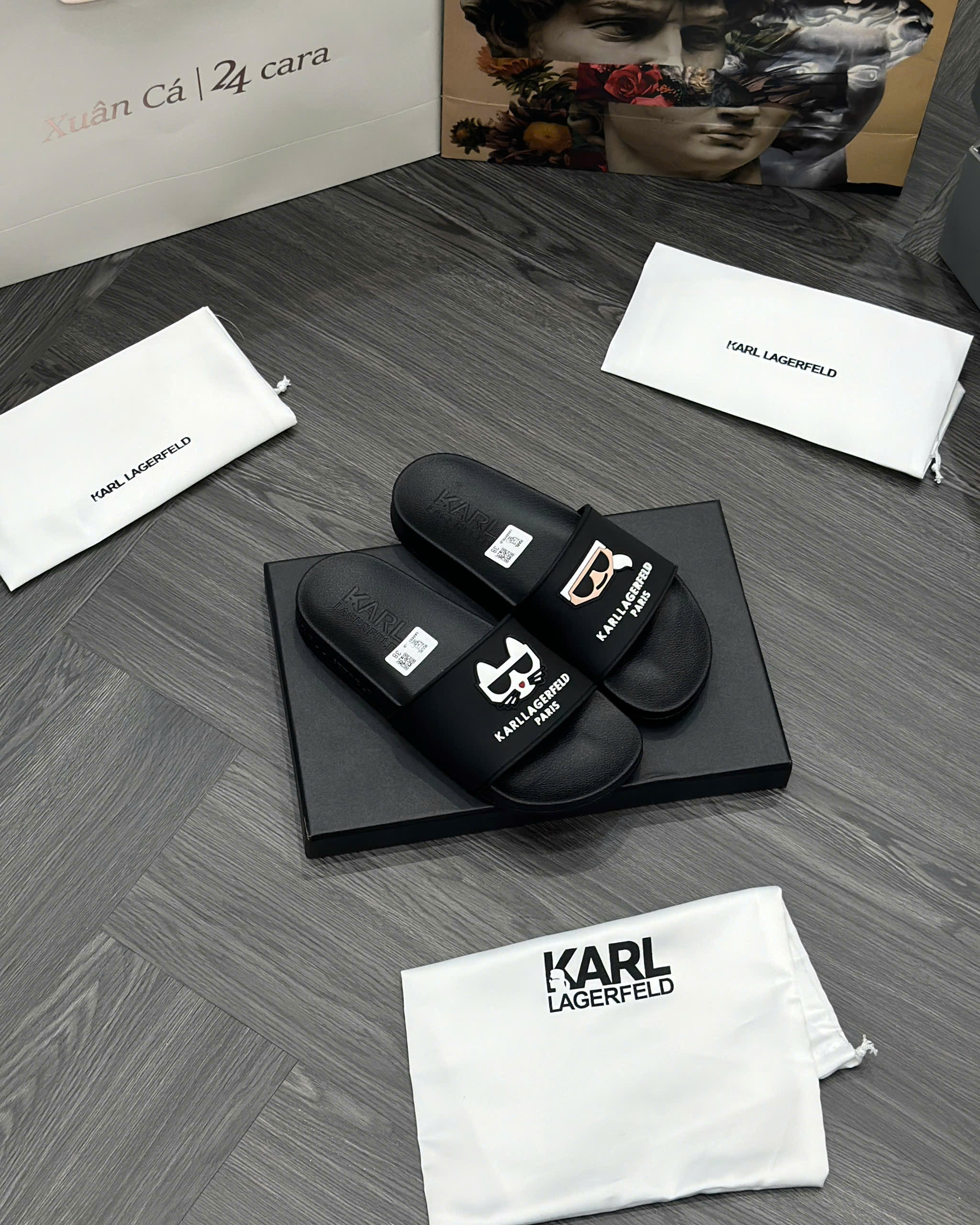 Dép lê quai ngang Karl Đen logo chữ Trắng nổi Like Auth fullbox MVT