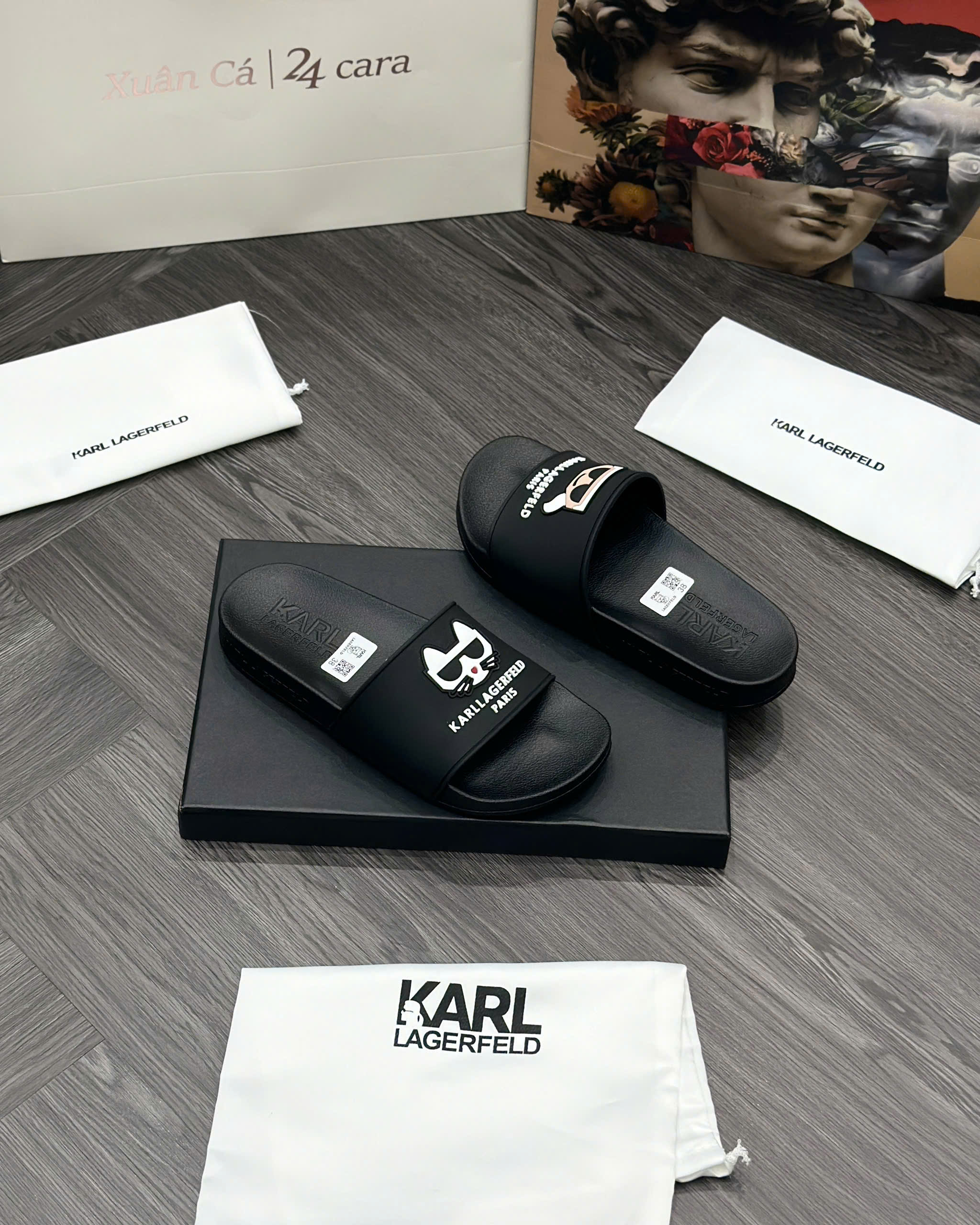 Dép lê quai ngang Karl Đen logo chữ Trắng nổi Like Auth fullbox MVT