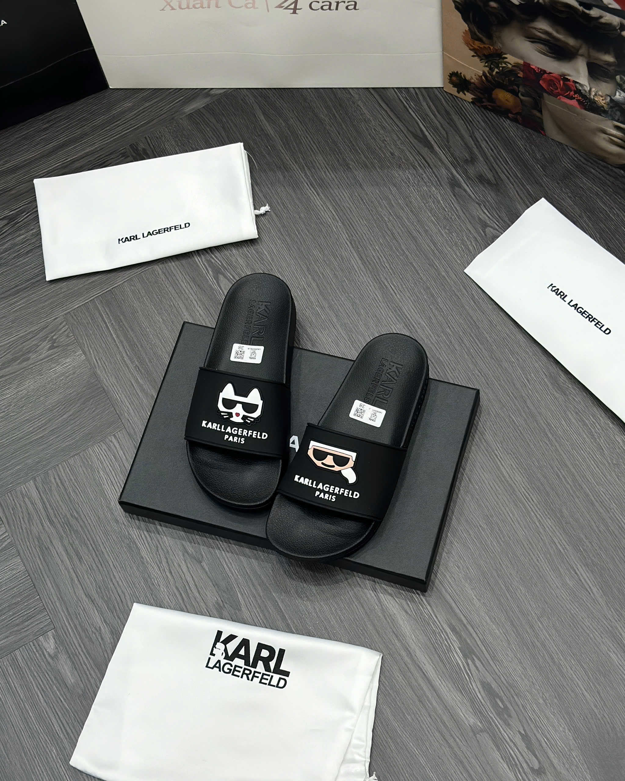 Dép lê quai ngang Karl Đen logo chữ Trắng nổi Like Auth fullbox MVT