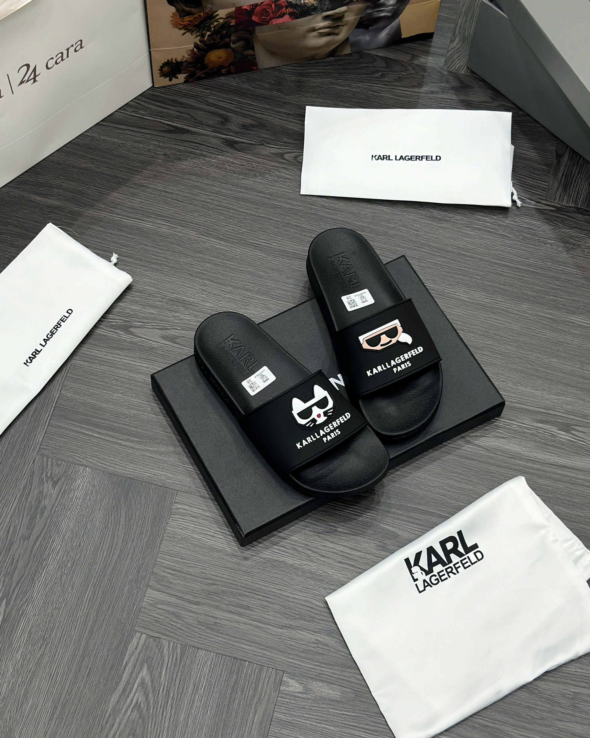 Dép lê quai ngang Karl Đen logo chữ Trắng nổi Like Auth fullbox MVT